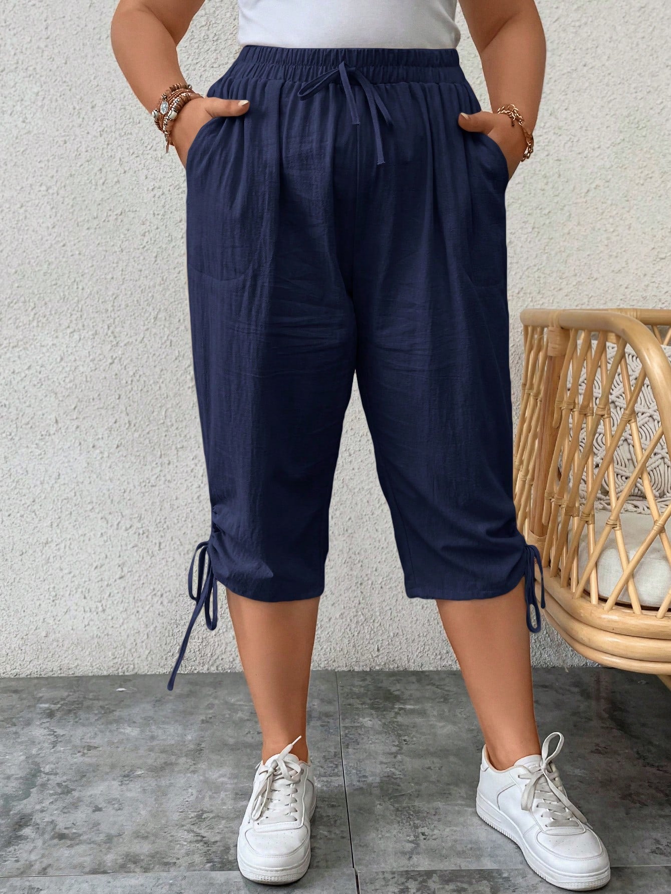 Calça feminina tipo capri com ajuste lateral Fausta. Plus Size