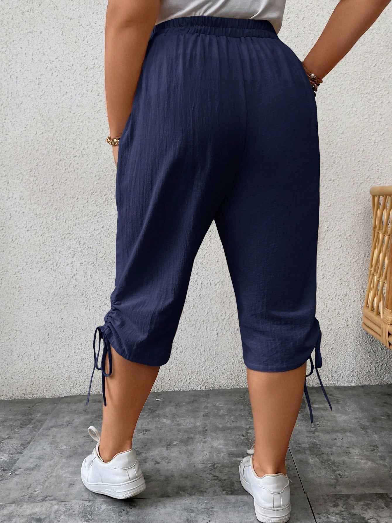Calça feminina tipo capri com ajuste lateral Fausta. Plus Size