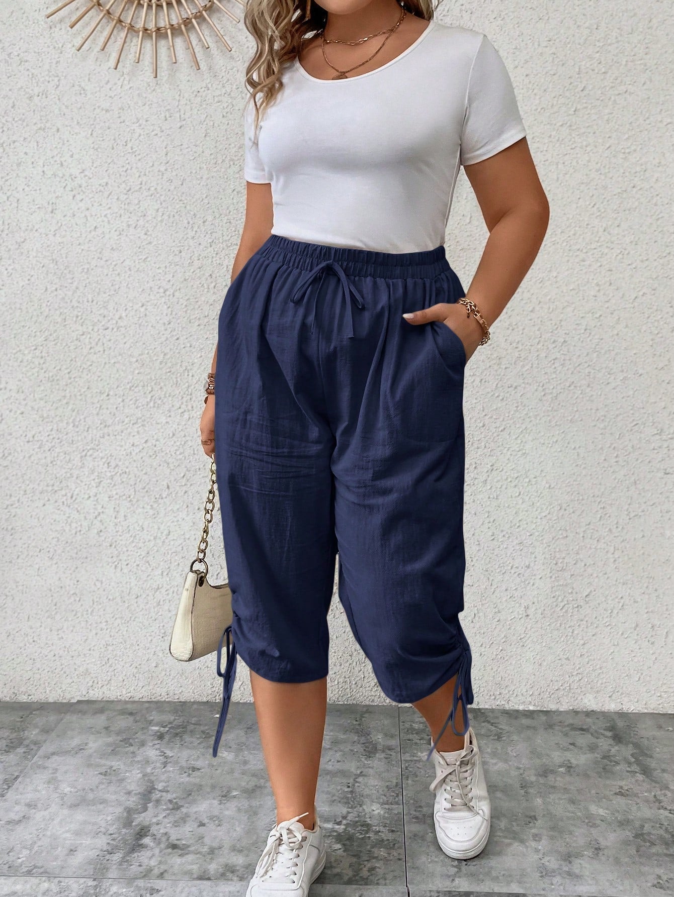 Calça feminina tipo capri com ajuste lateral Fausta. Plus Size