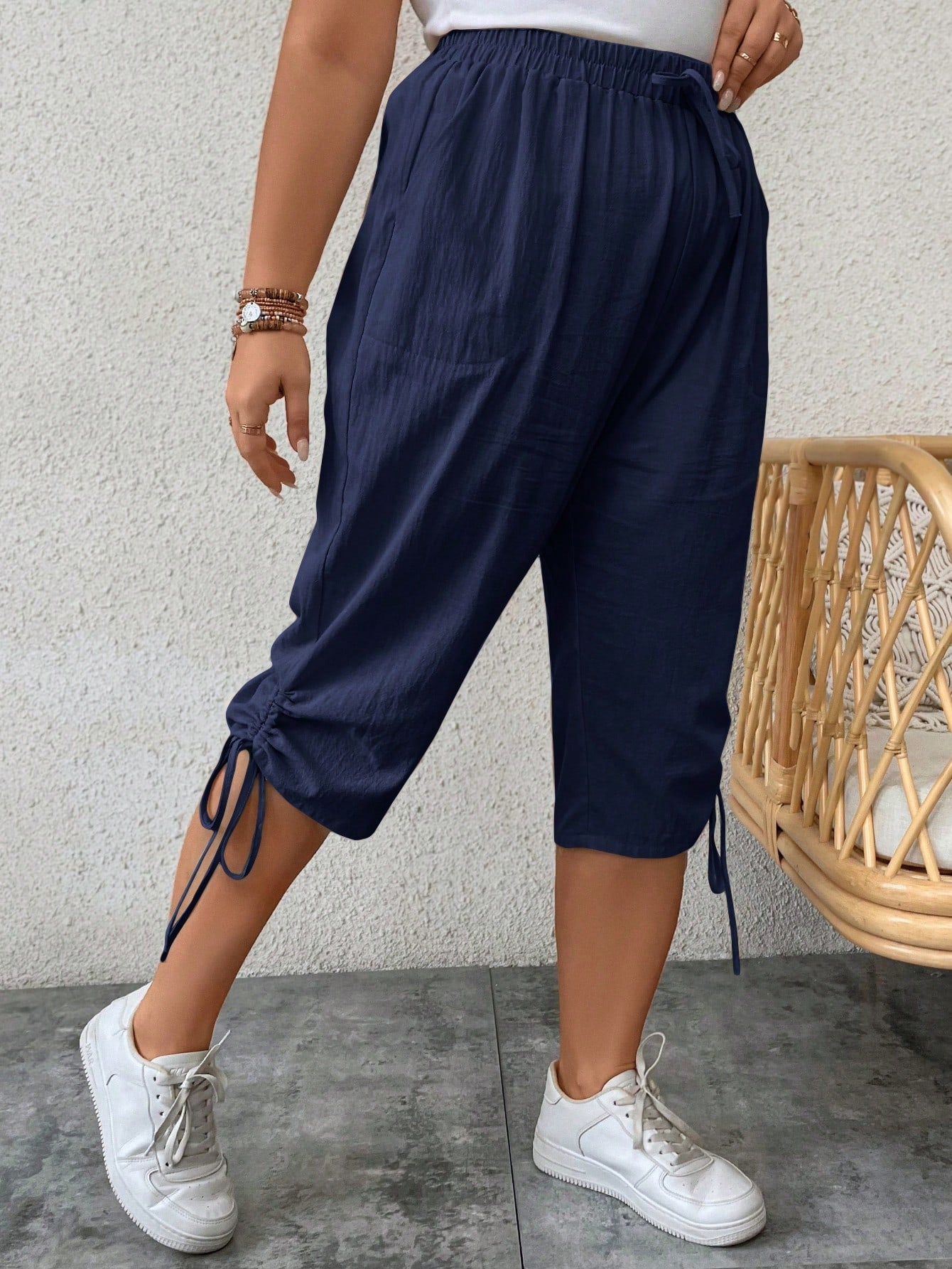 Calça feminina tipo capri com ajuste lateral Fausta. Plus Size