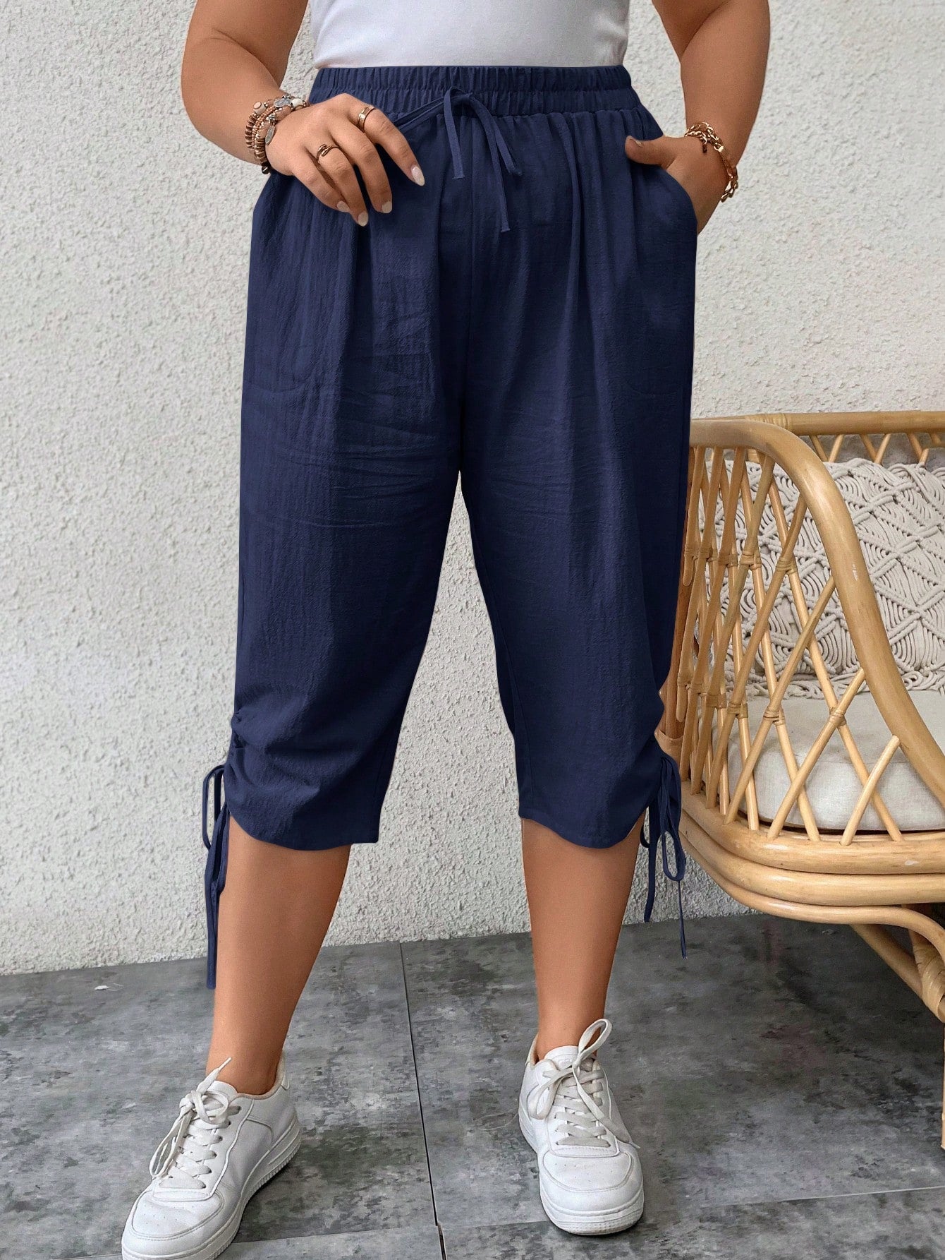 Calça feminina tipo capri com ajuste lateral Fausta. Plus Size