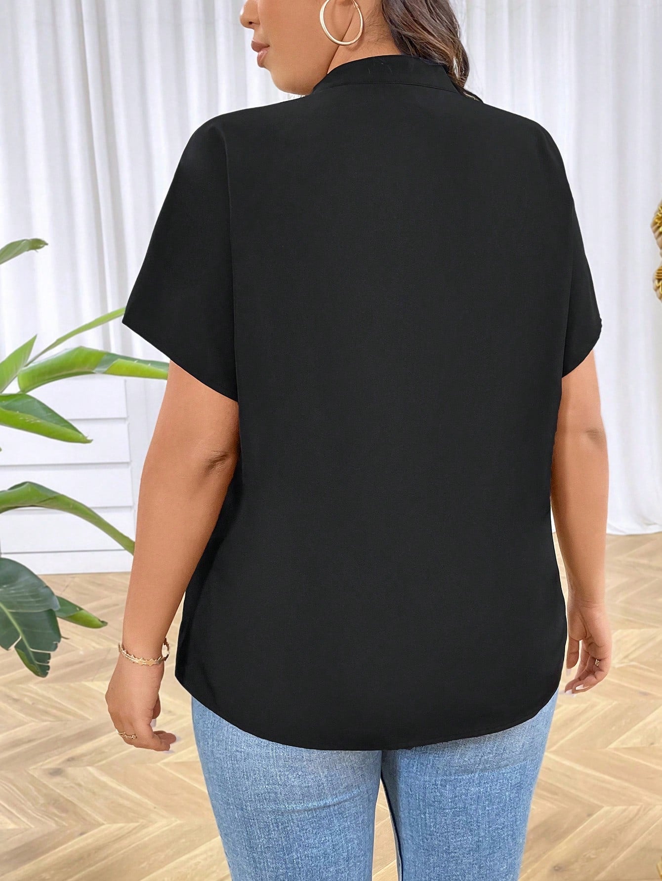 Blusa feminina manga curta com bolsos de lantejoulas Sofia. Plus Size