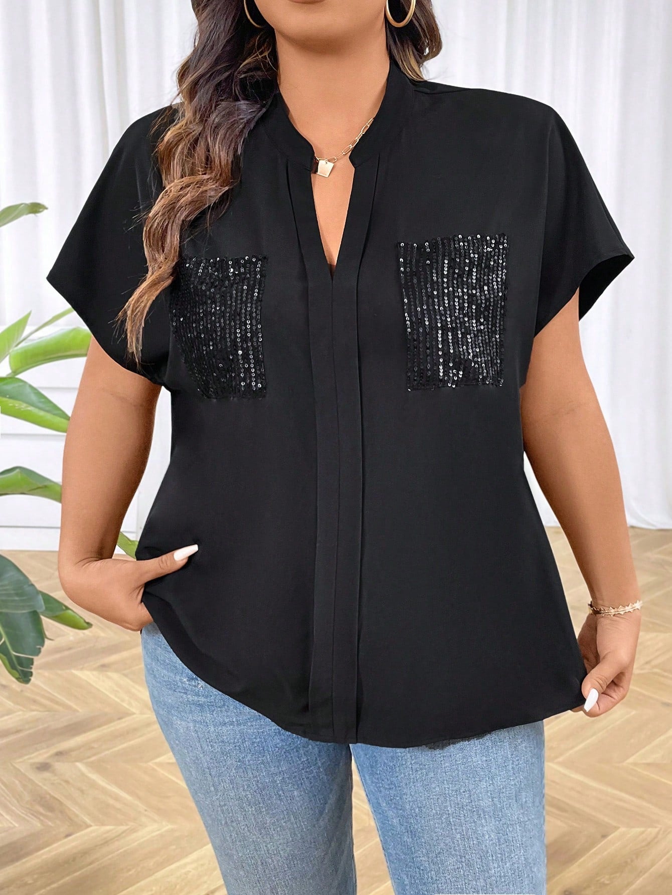 Blusa feminina manga curta com bolsos de lantejoulas Sofia. Plus Size