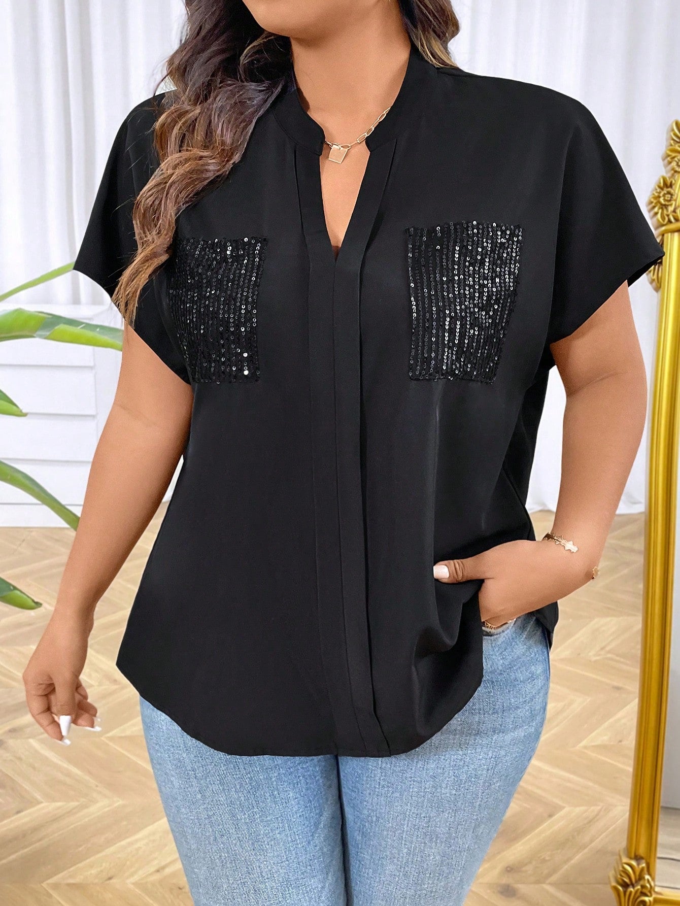 Blusa feminina manga curta com bolsos de lantejoulas Sofia. Plus Size