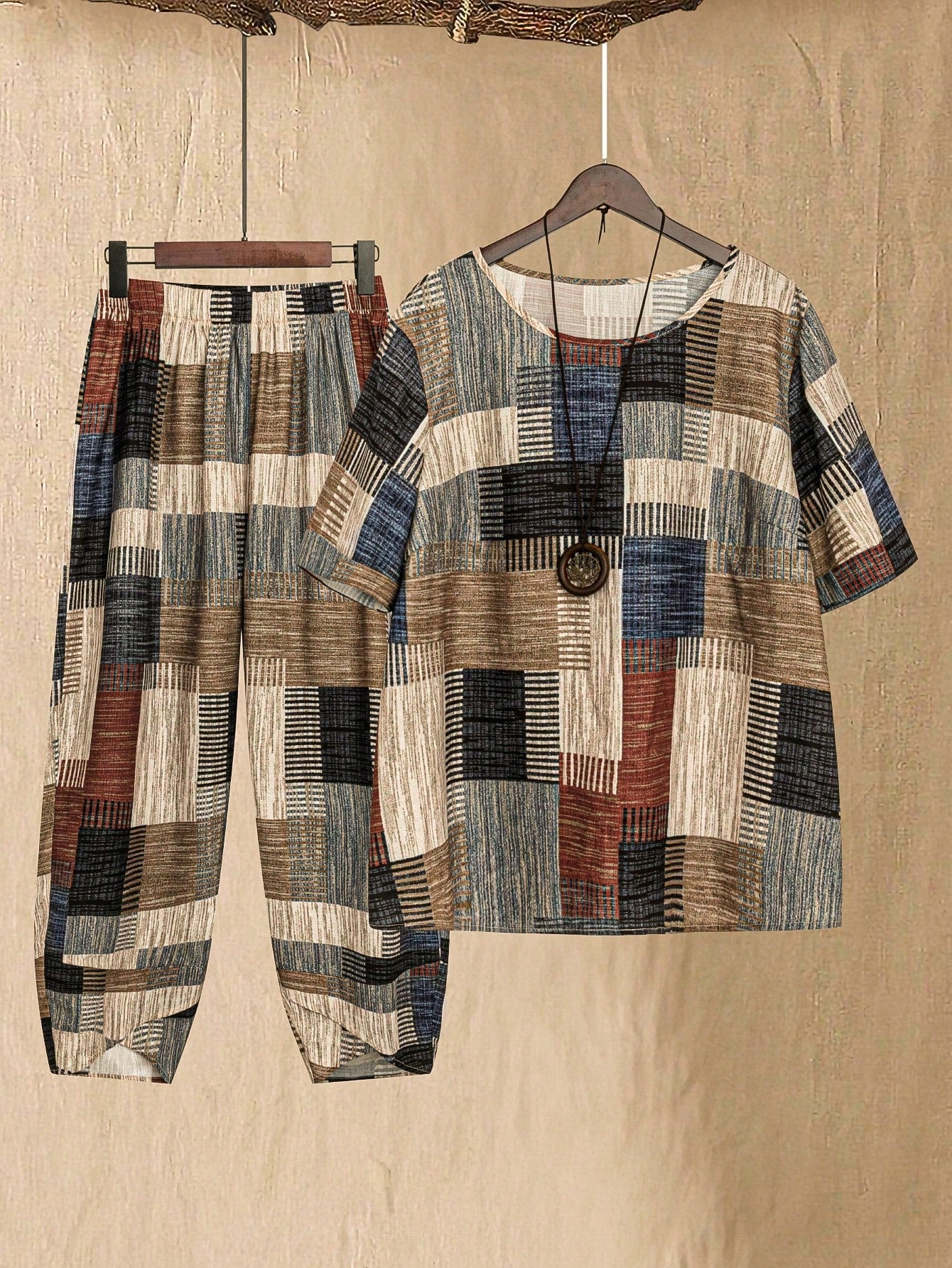 Conjunto feminino com estampa de retalhos Arelis. Plus Size