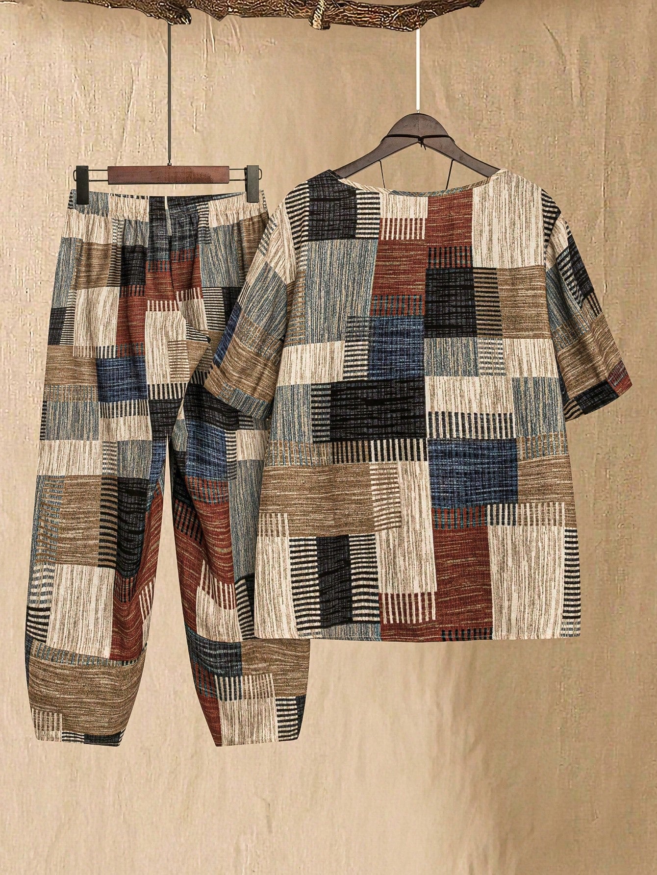 Conjunto feminino com estampa de retalhos Arelis. Plus Size