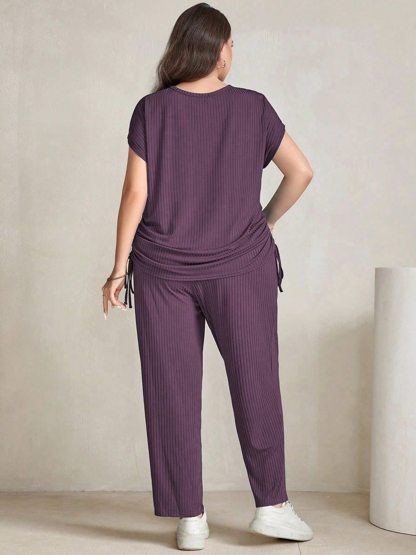 Conjunto Feminino Blusa com detalhe de cordão ao lado e calça Amy. Plus Size