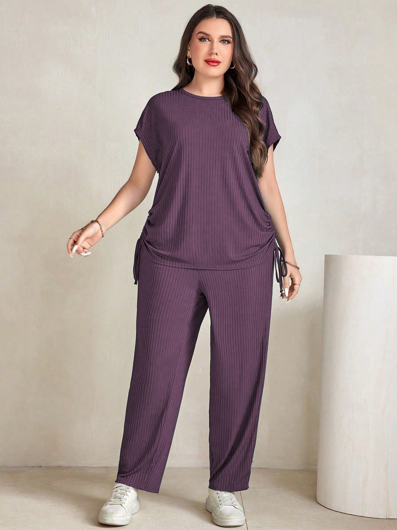 Conjunto Feminino Blusa com detalhe de cordão ao lado e calça Amy. Plus Size