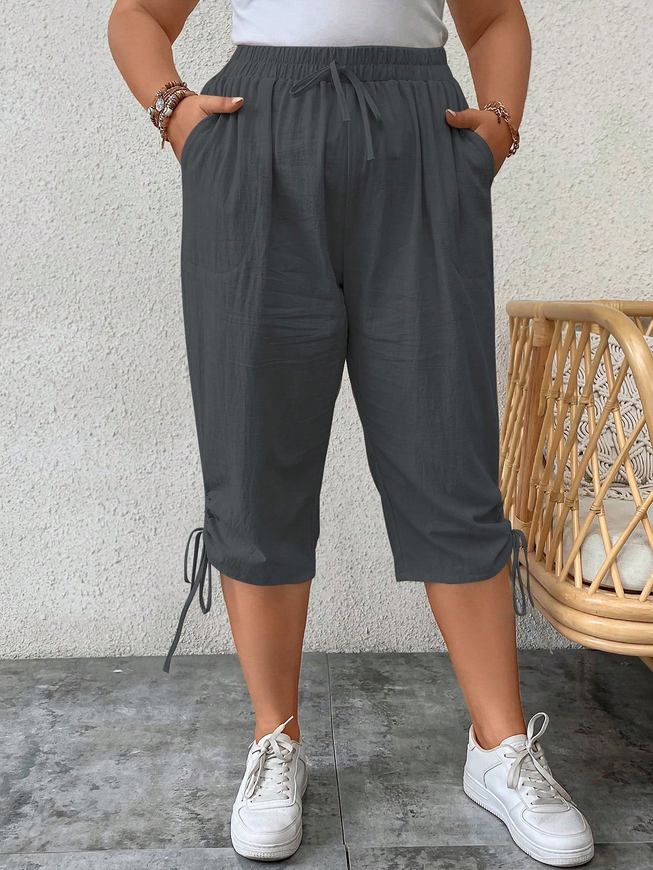 Calça feminina tipo capri com ajuste lateral Fausta. Plus Size