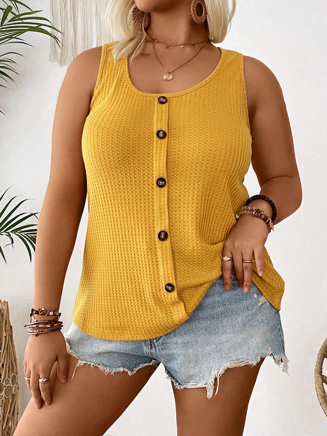 Blusa feminina texturizada com falsos botões Sandra. Plus Size