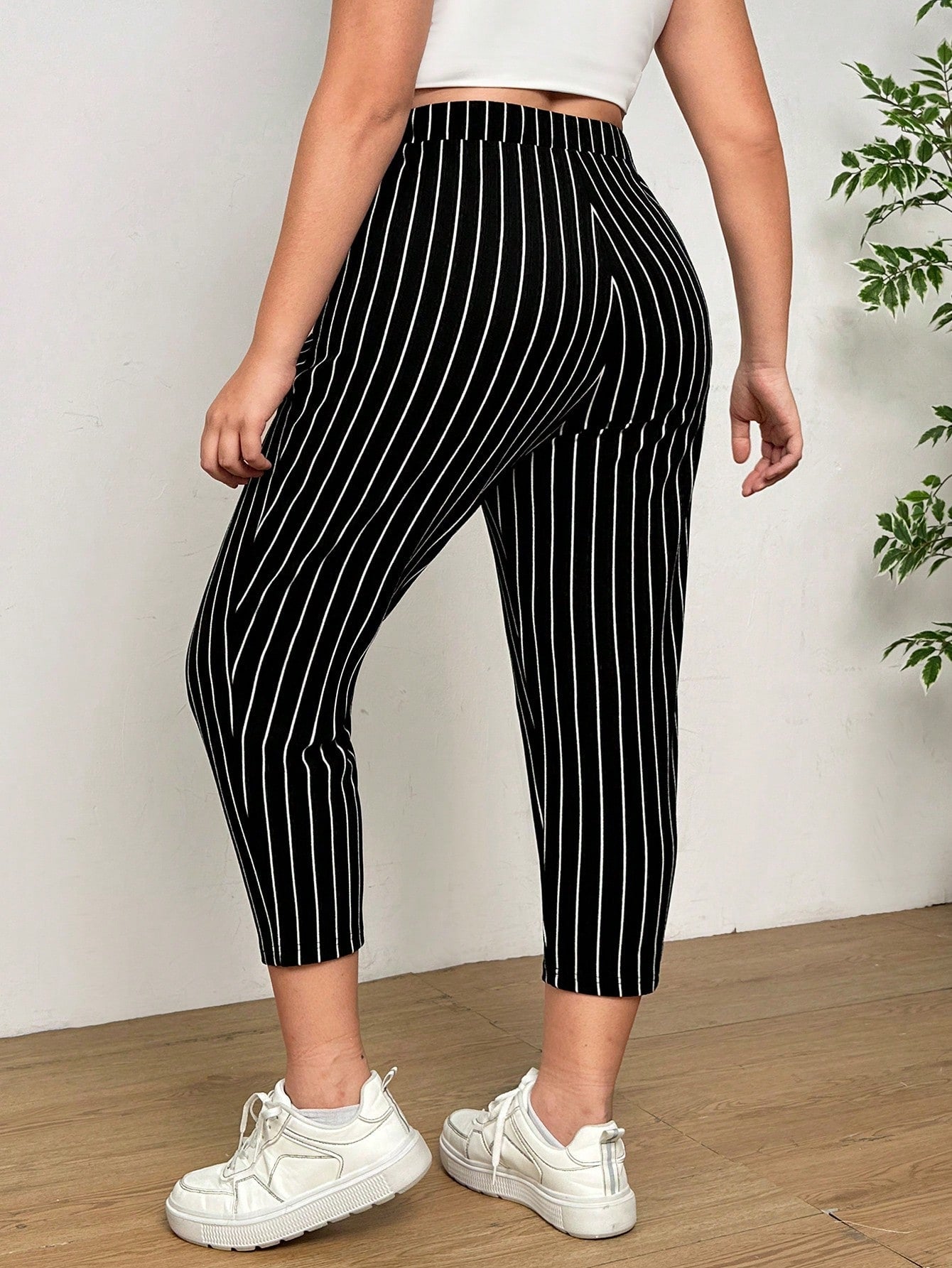 Calça feminina tipo capri listrada Andreina. Plus Size