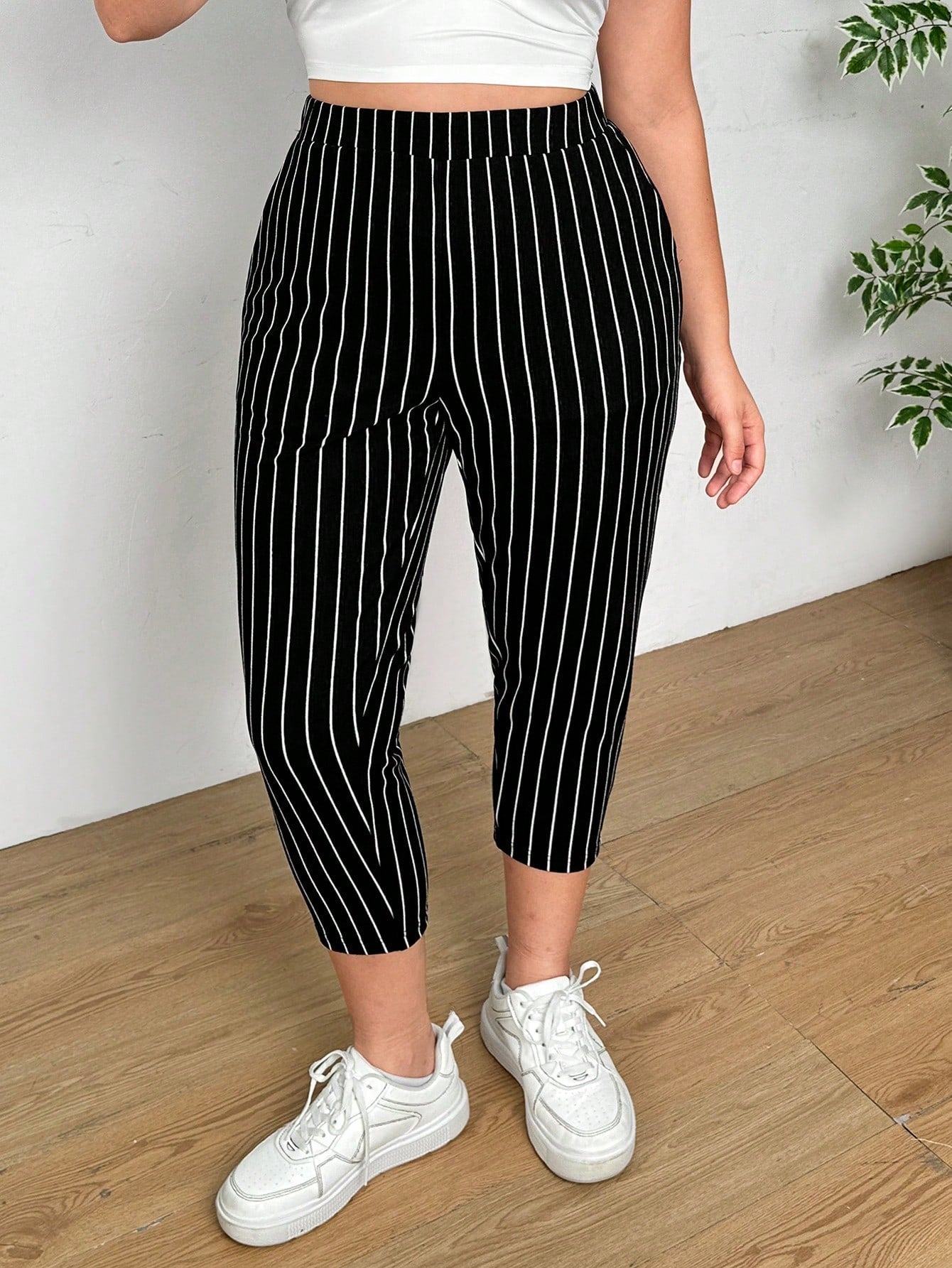 Calça feminina tipo capri listrada Andreina. Plus Size