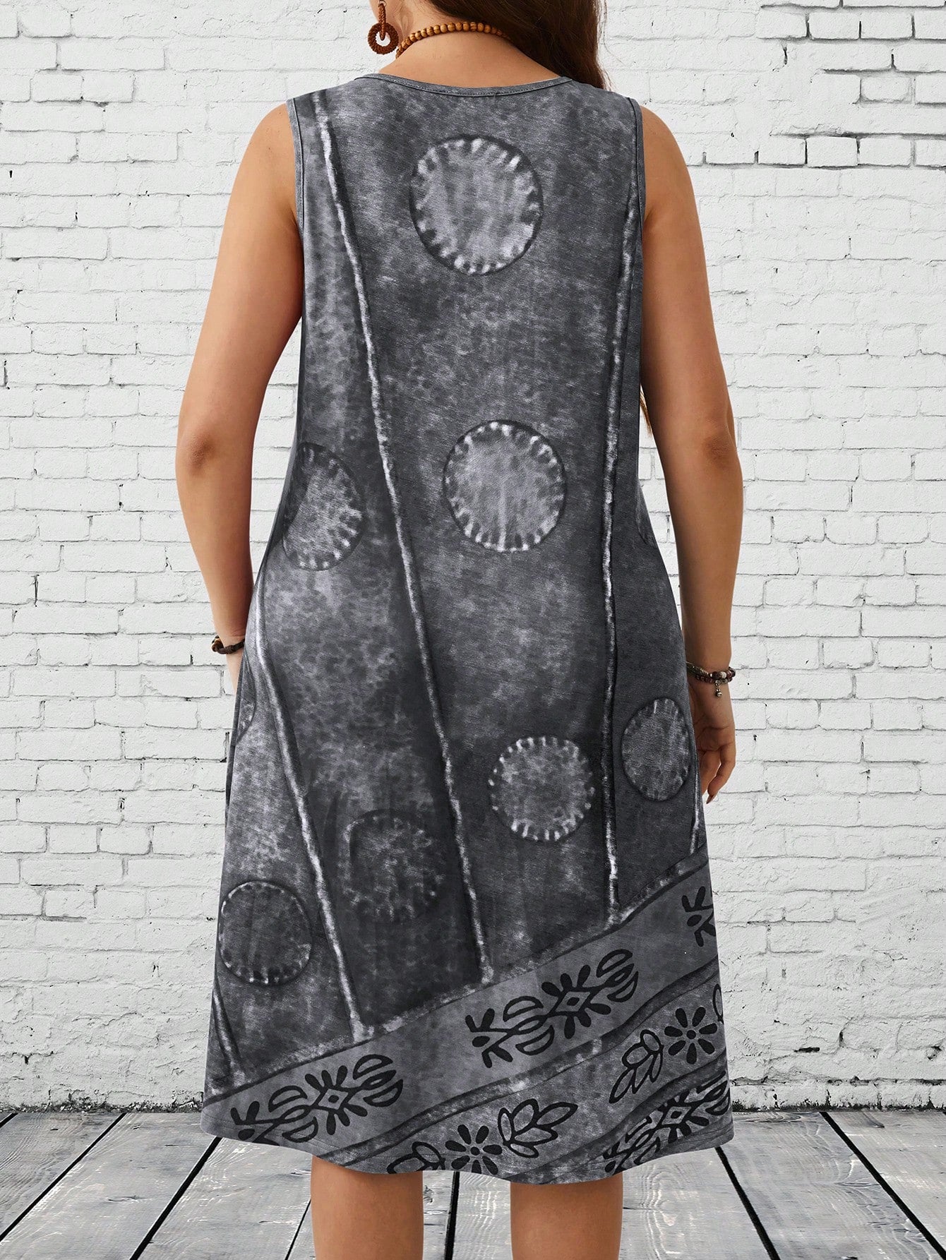 Vestido Feminino com detalhe no pescoço V Bruna (sem o acessório). Plus Size