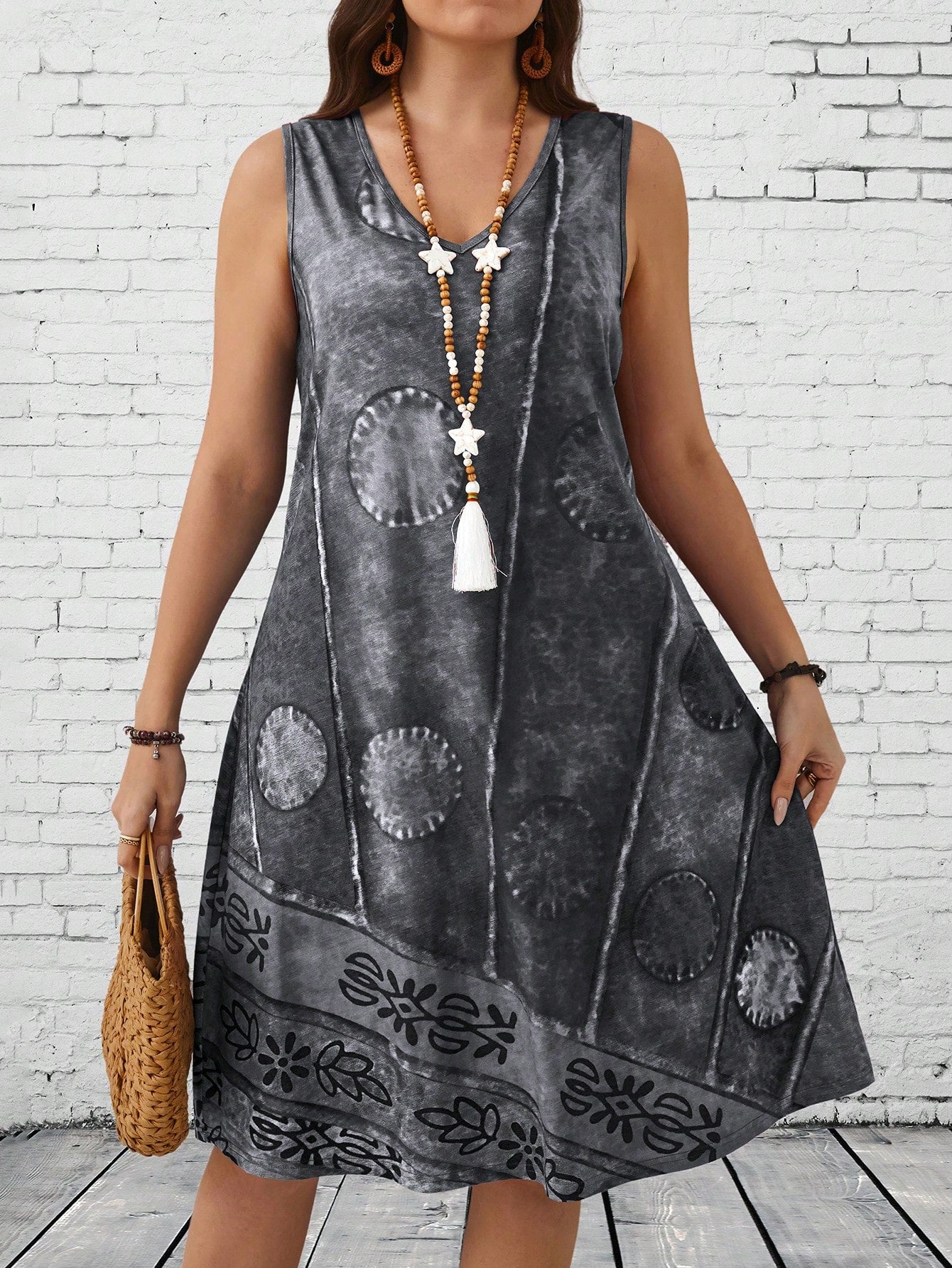 Vestido Feminino com detalhe no pescoço V Bruna (sem o acessório). Plus Size