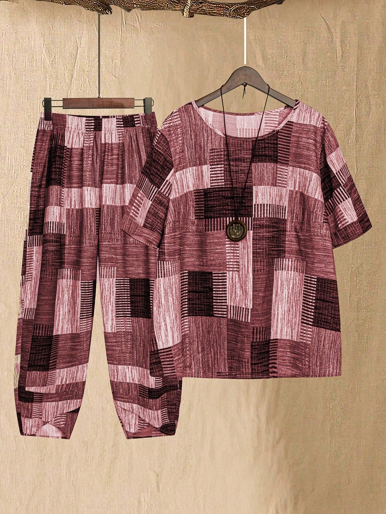 Conjunto feminino com estampa de retalhos Arelis. Plus Size