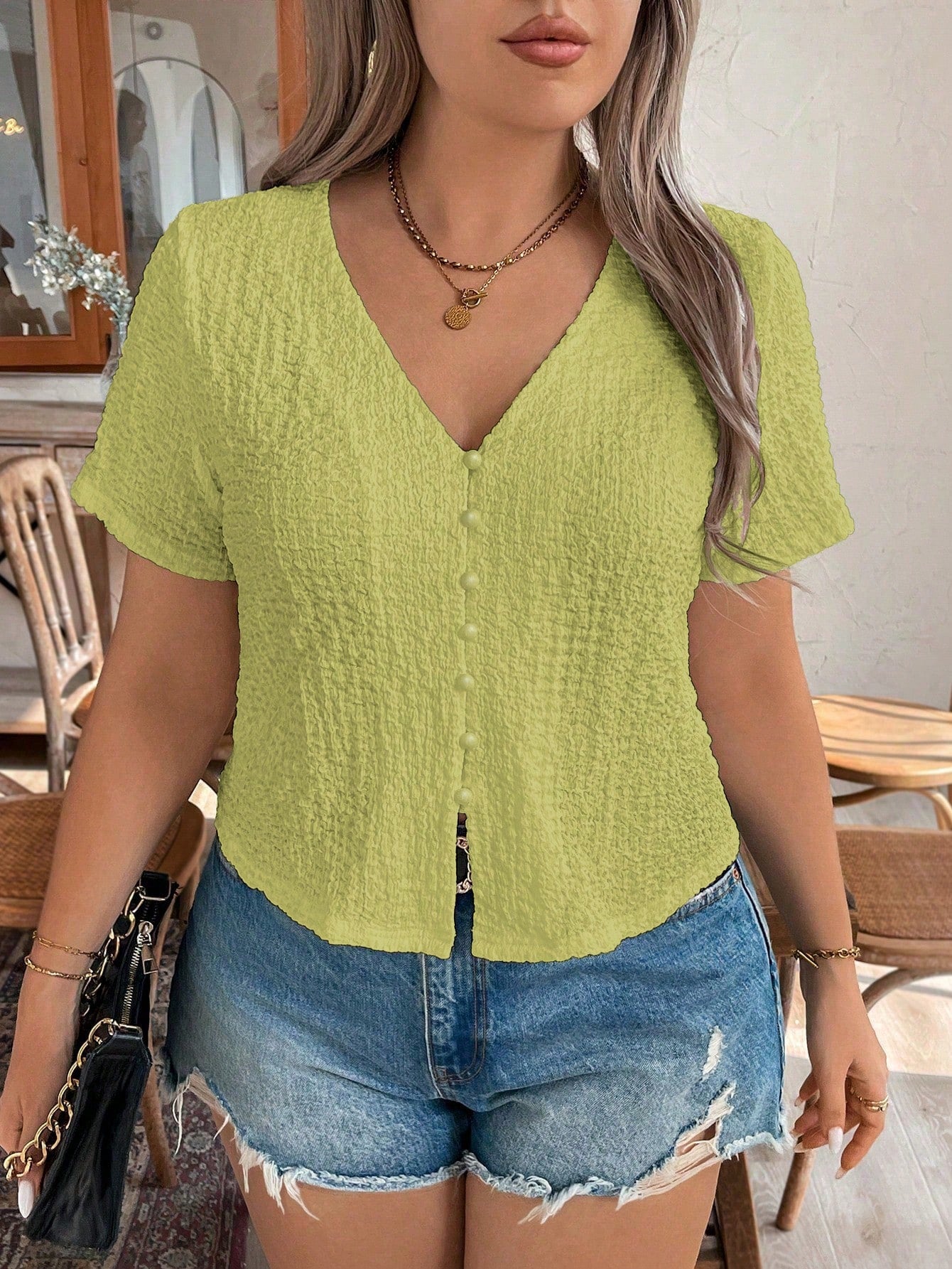 Blusa feminina casual enrugada gola V Trina. Plus Size