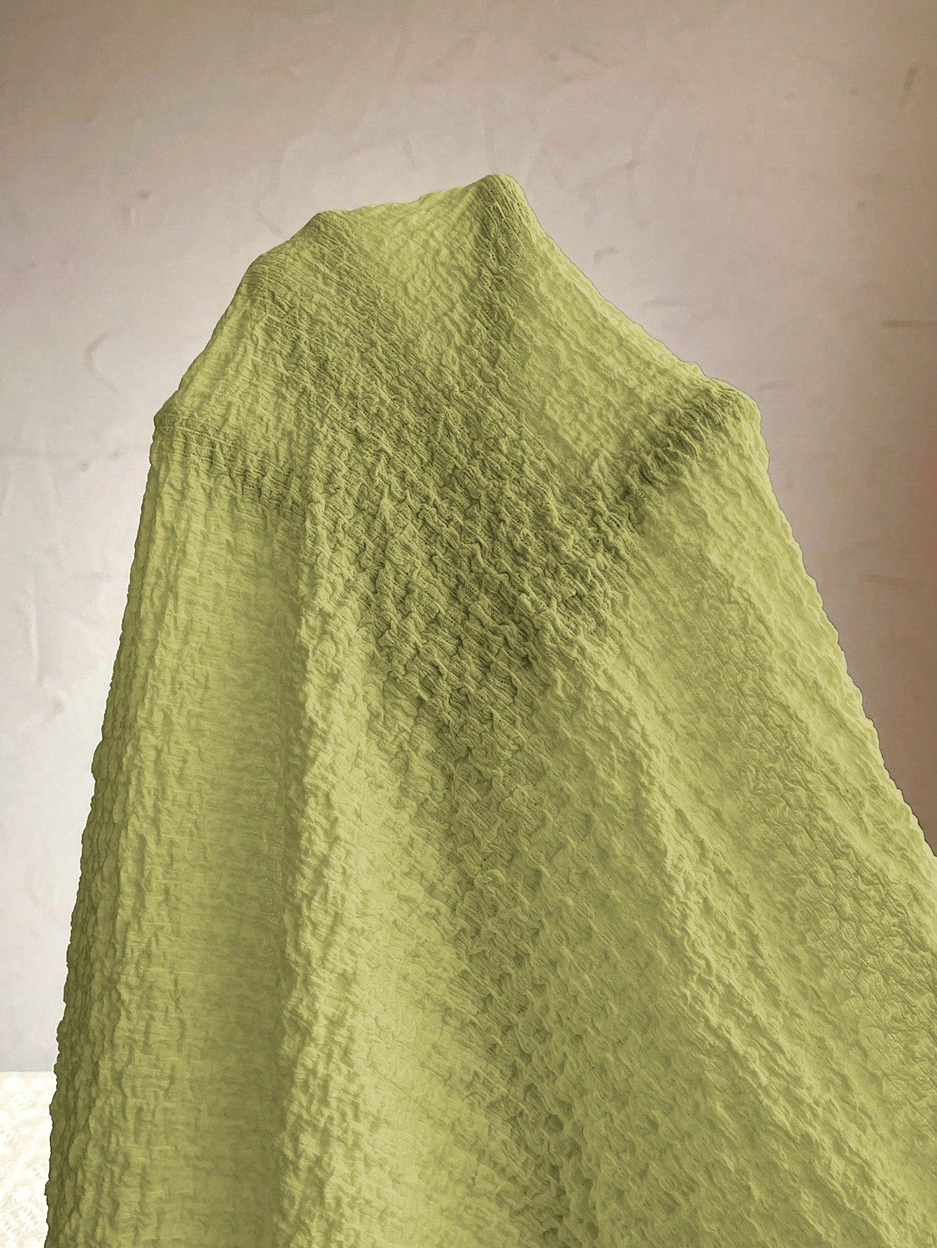 Blusa feminina casual enrugada gola V Trina. Plus Size