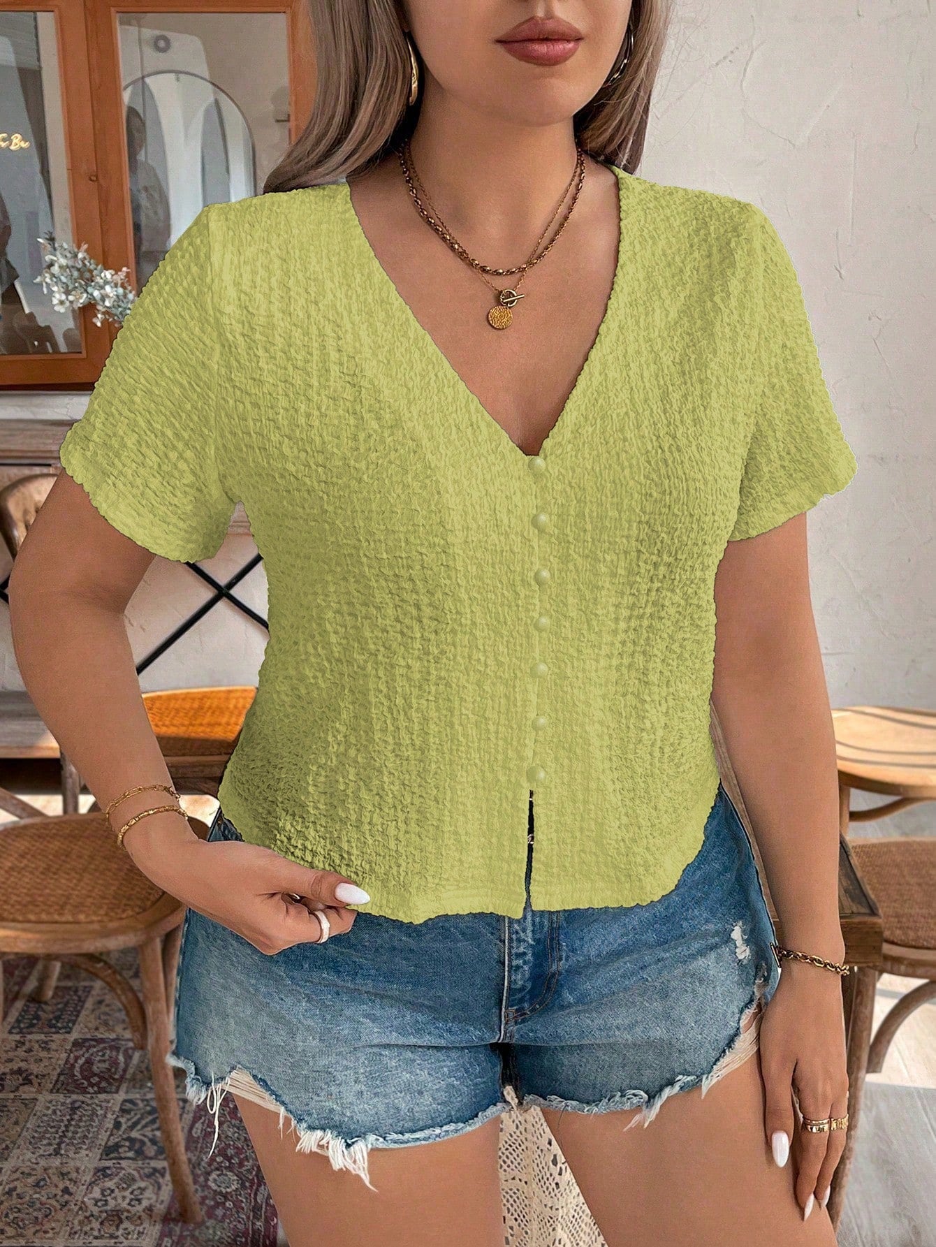 Blusa feminina casual enrugada gola V Trina. Plus Size