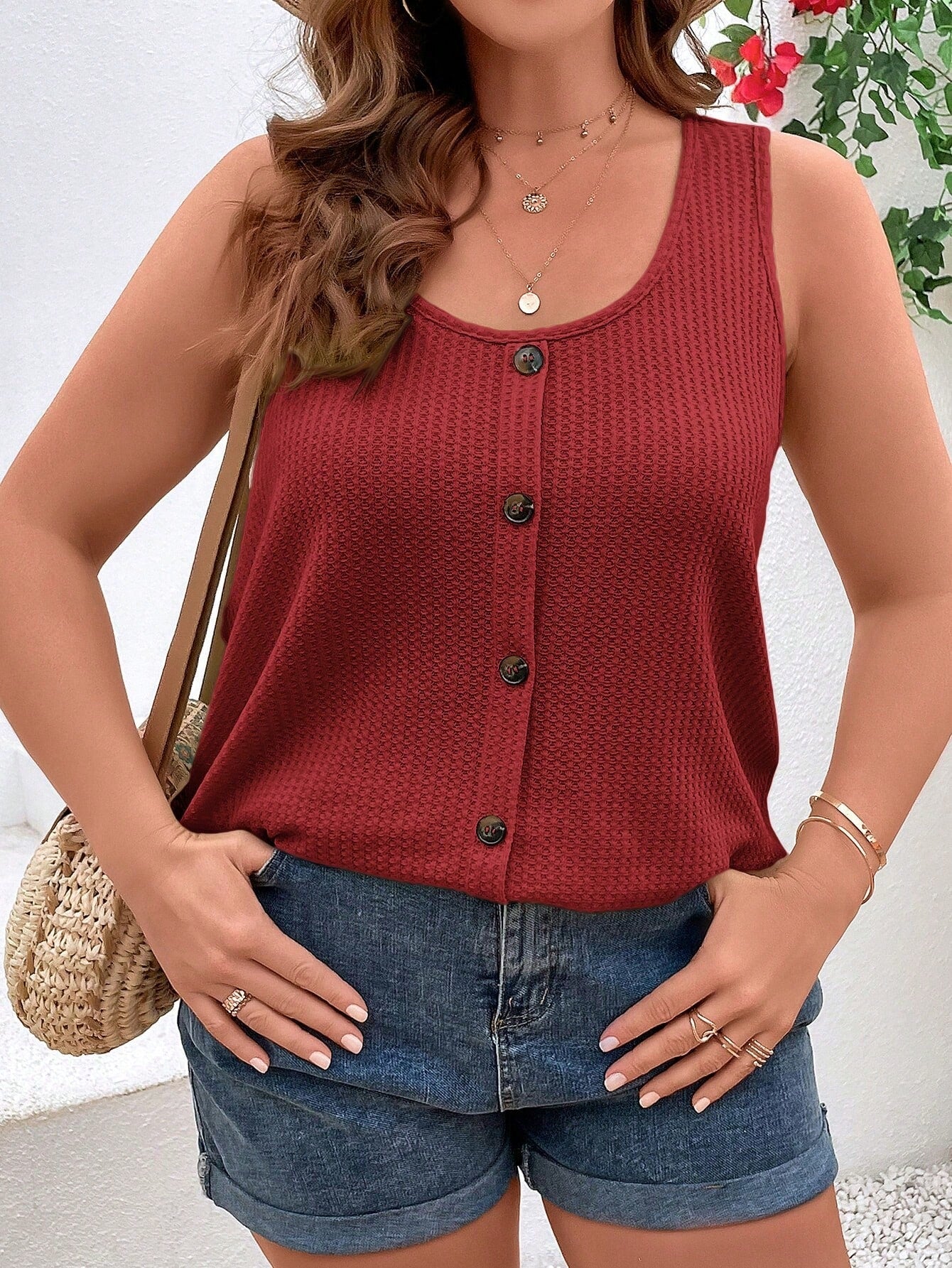 Blusa feminina texturizada com falsos botões Sandra. Plus Size