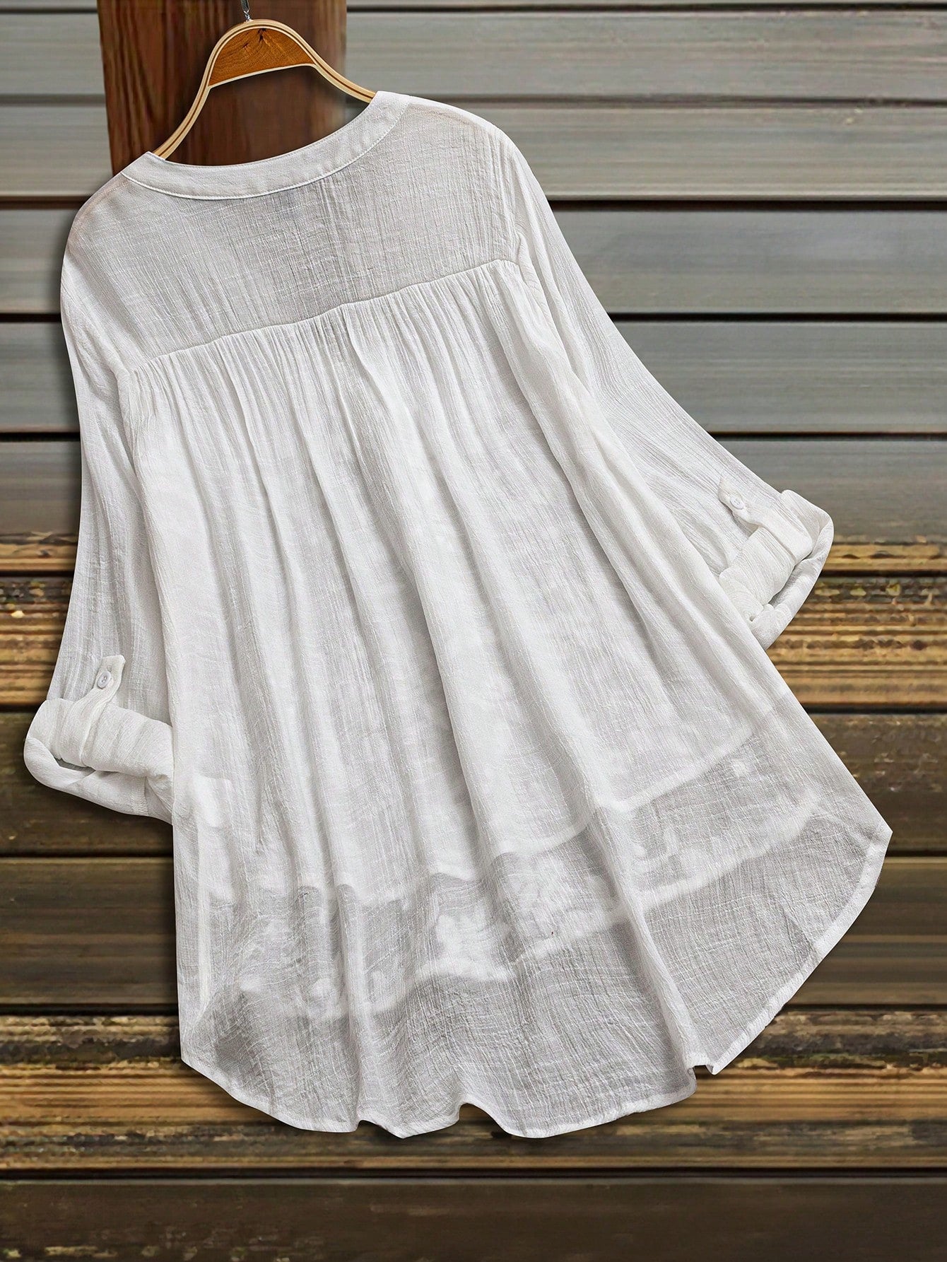 Camisa feminina branca casual com detalhes bordados e manga longa Alicia. Plus Size