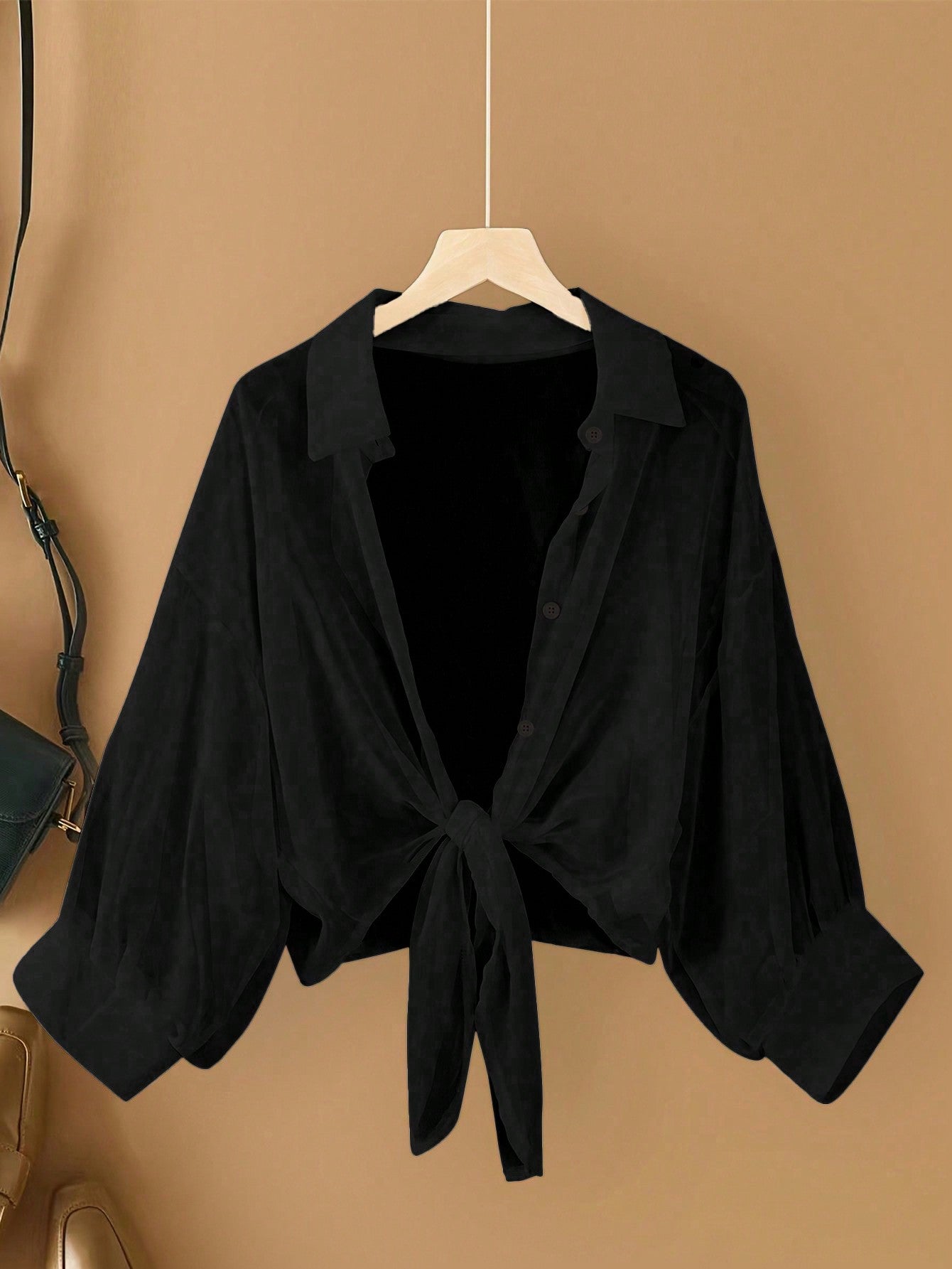 Blusa feminina de praia com amarre frontal Lilian. Plus Size