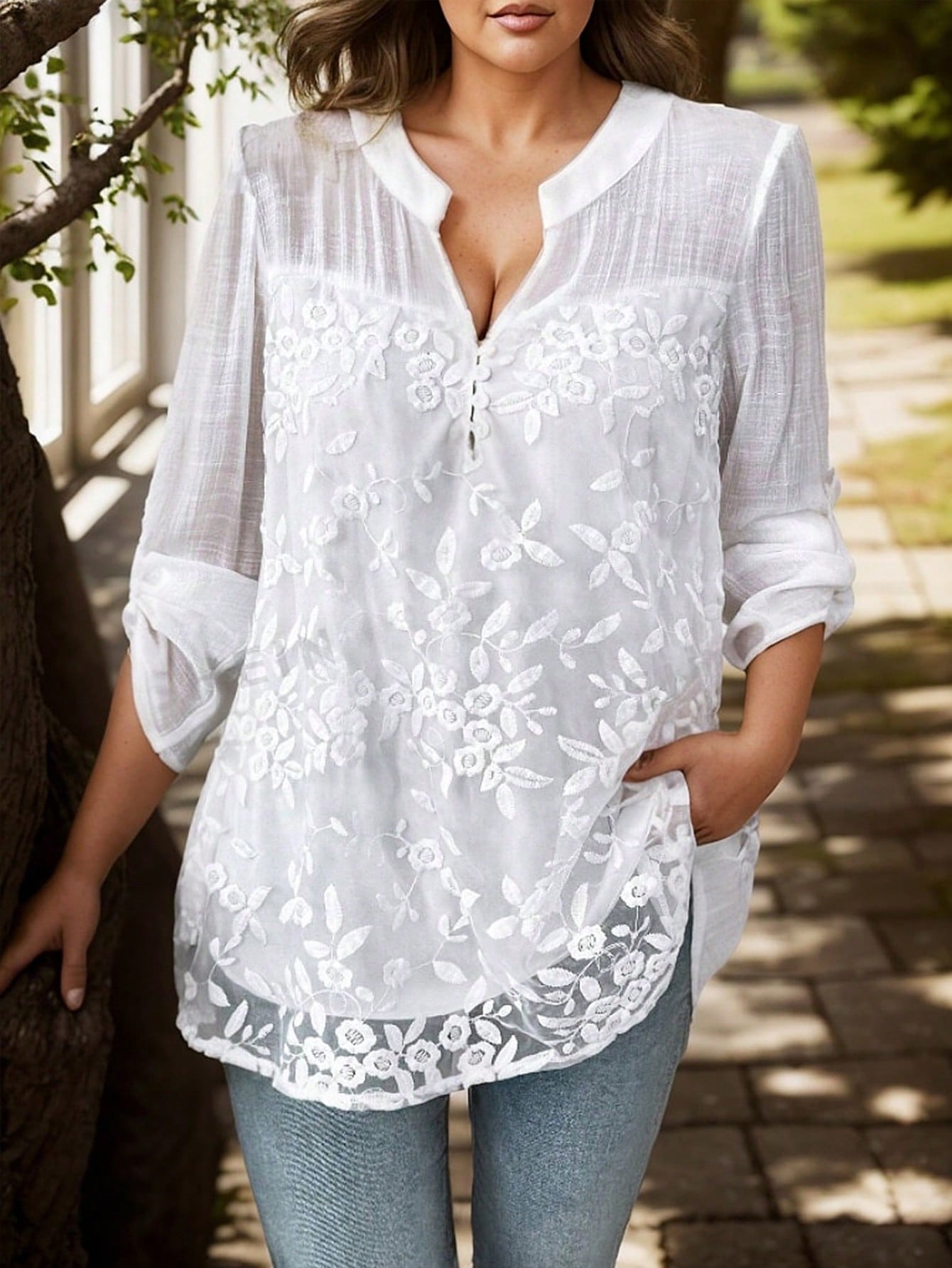 Camisa feminina branca casual com detalhes bordados e manga longa Alicia. Plus Size
