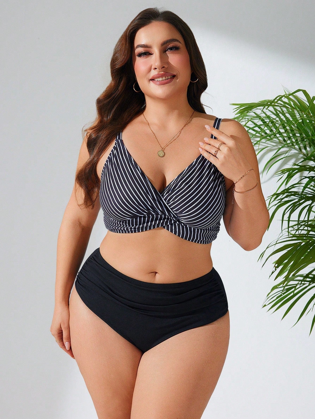 Biquíni Feminino com Top Listrado e Calcinha Cintura Alta - Marianne. Plus Size