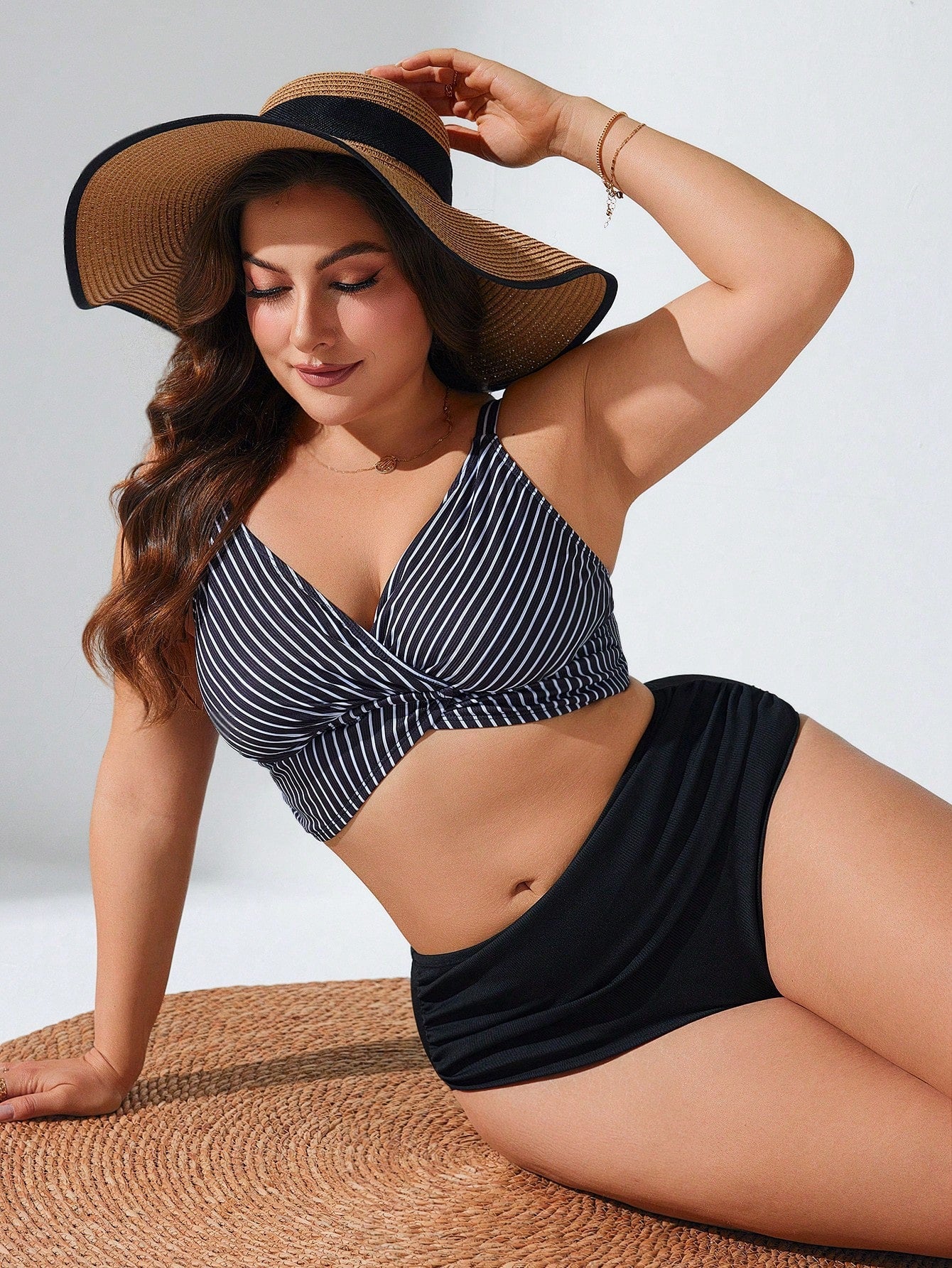 Biquíni Feminino com Top Listrado e Calcinha Cintura Alta - Marianne. Plus Size