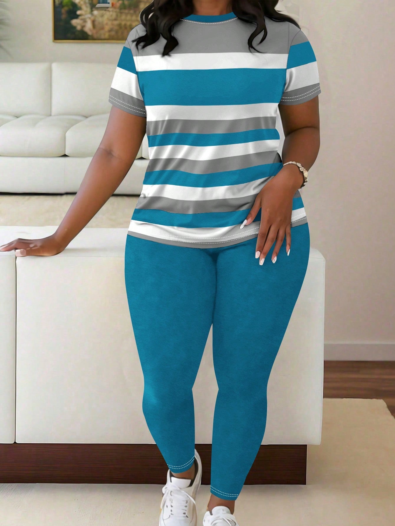 Conjunto feminino com camiseta listrada Kamala. Plus Size