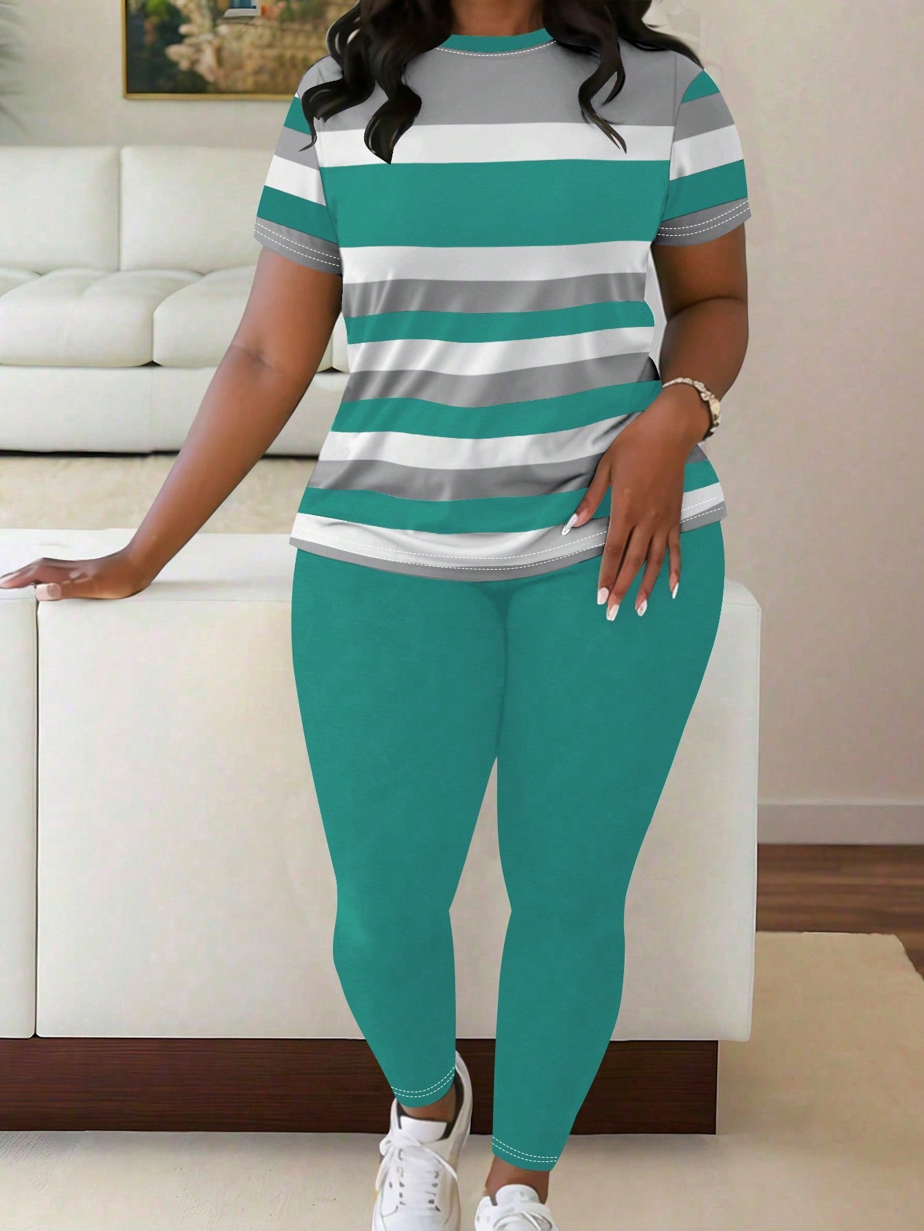 Conjunto feminino com camiseta listrada Kamala. Plus Size