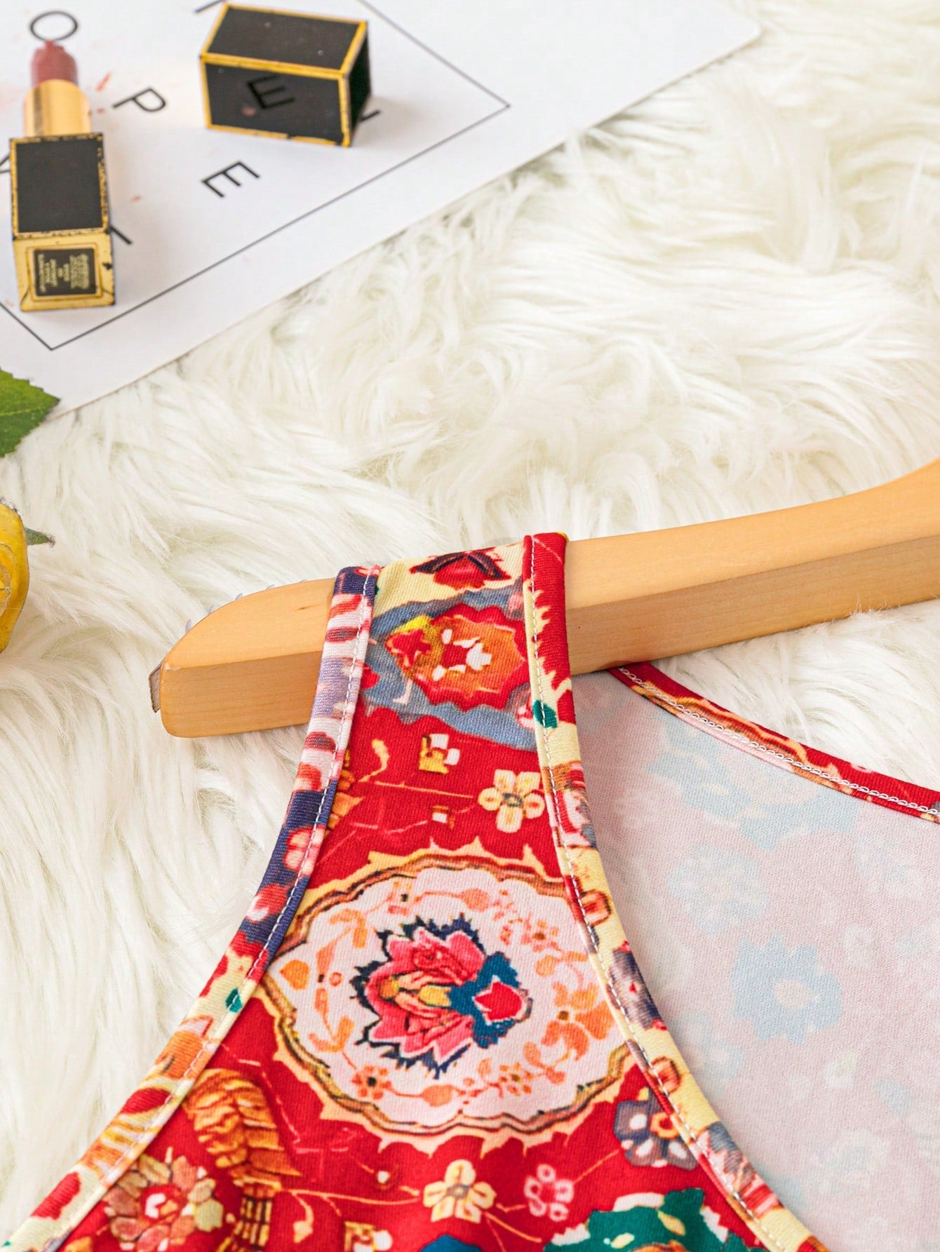 Blusa feminina com decote redondo Jaliane. Plus Size