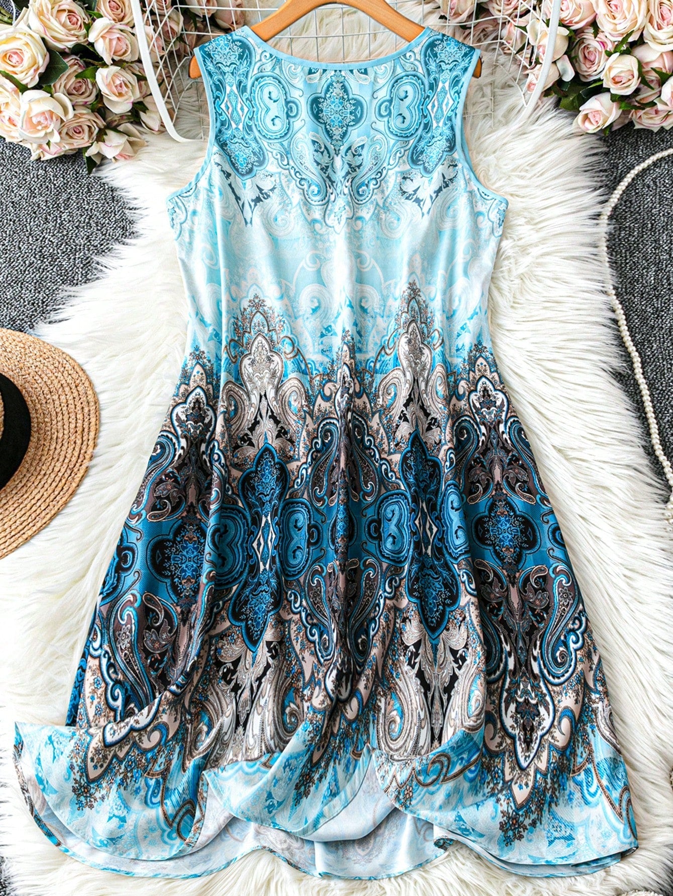 Vestido Feminino com estampa de plantas e detalhe na gola V Lilibeth. Plus Size