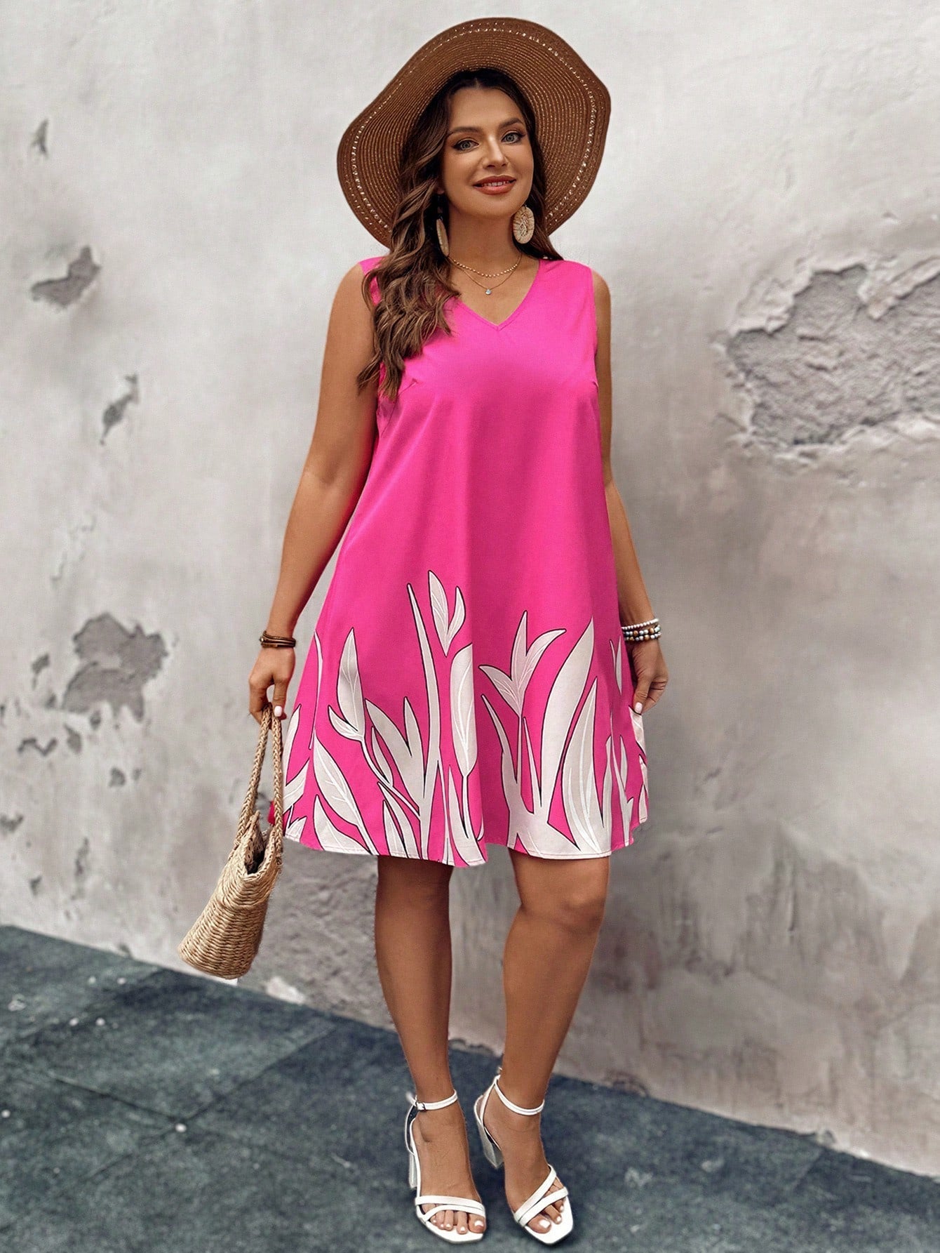 Vestido Feminino com estampa de plantas e detalhe na gola V Lilibeth. Plus Size