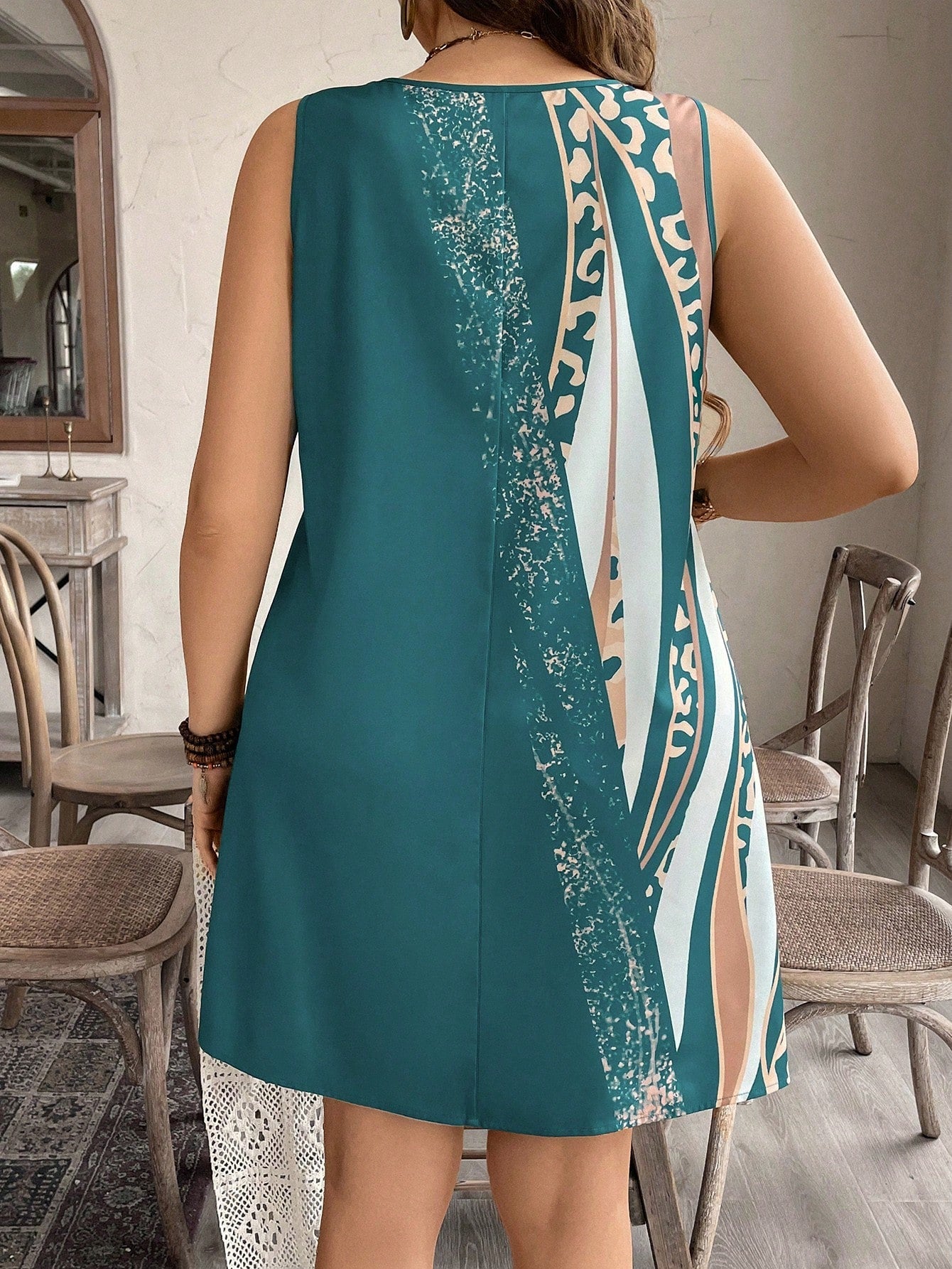 Vestido Feminino com estampa de plantas e detalhe na gola V Lilibeth. Plus Size