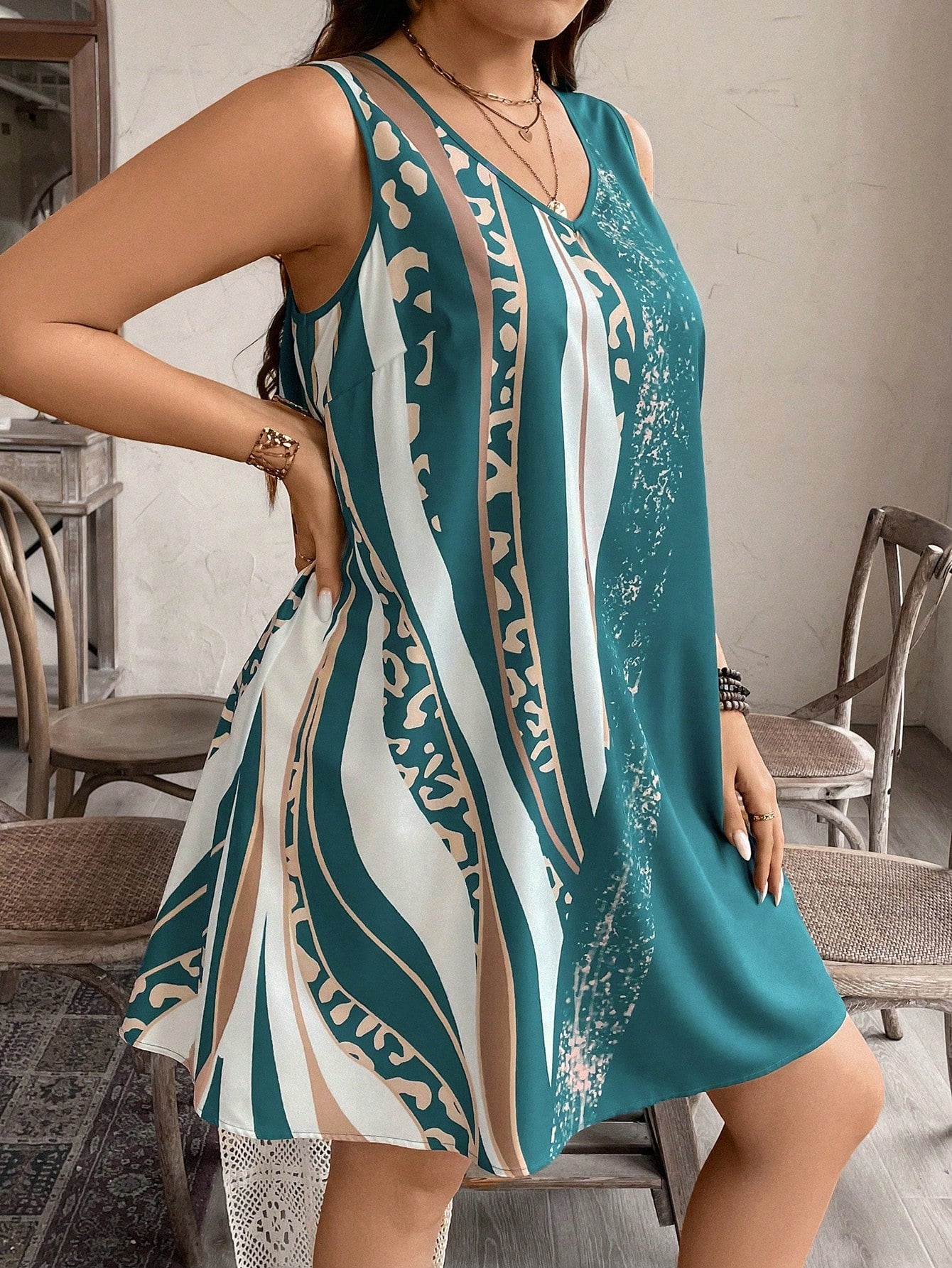 Vestido Feminino com estampa de plantas e detalhe na gola V Lilibeth. Plus Size