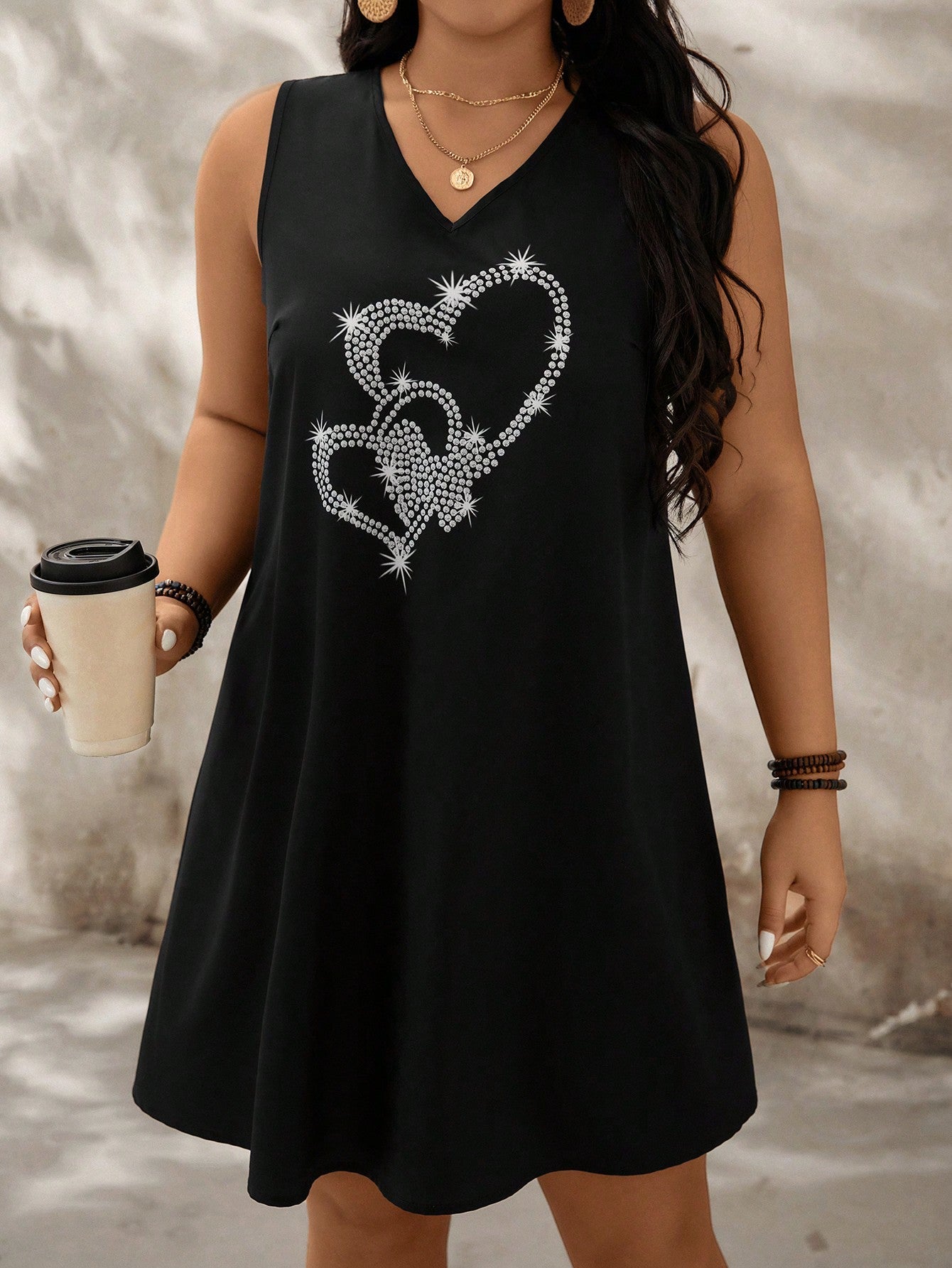 Vestido Feminino com estampa de plantas e detalhe na gola V Lilibeth. Plus Size