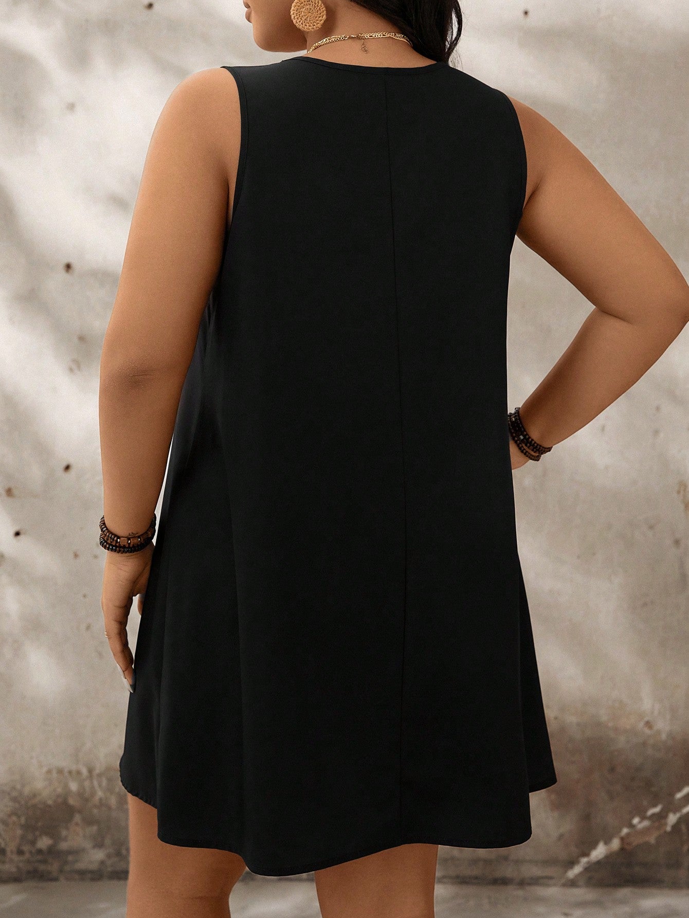 Vestido Feminino com estampa de plantas e detalhe na gola V Lilibeth. Plus Size