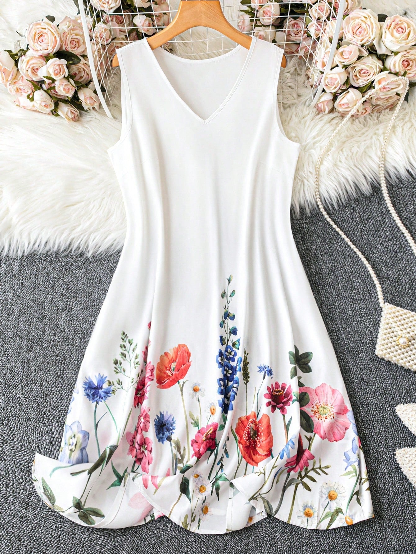 Vestido Feminino com estampa de plantas e detalhe na gola V Lilibeth. Plus Size