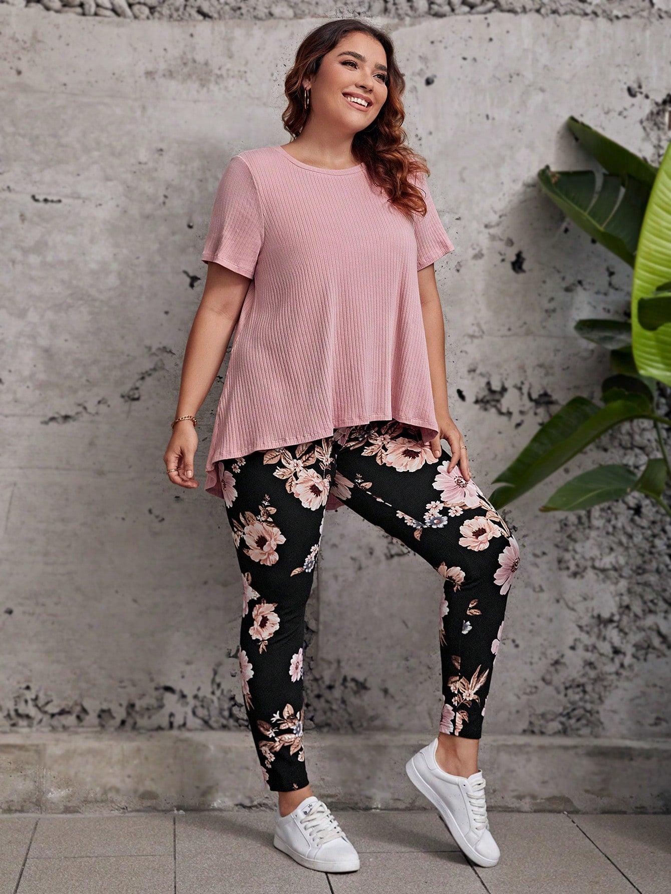 Conjunto Feminino de blusa manga curta e calça com estampa florido. Plus Size