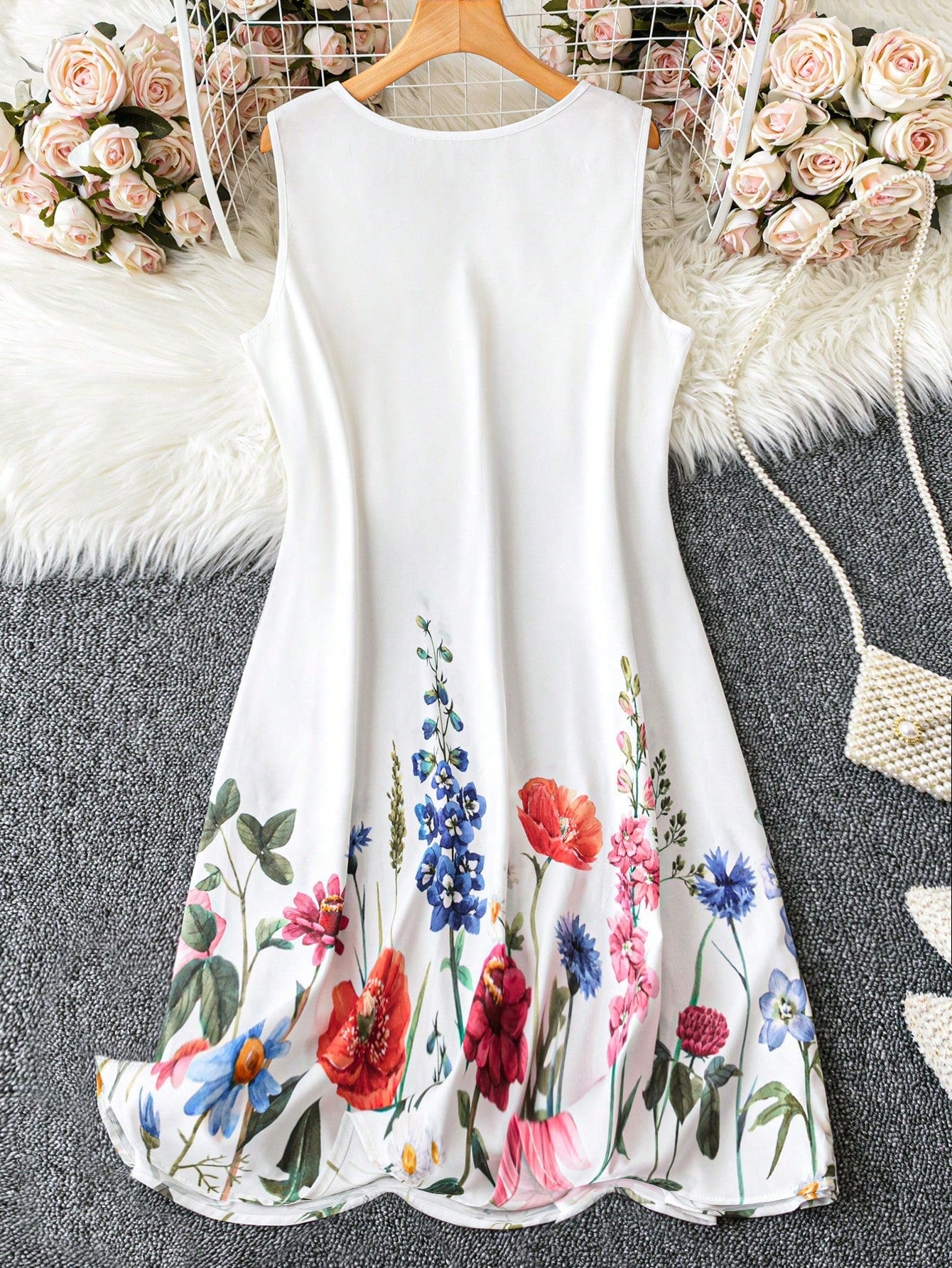 Vestido Feminino com estampa de plantas e detalhe na gola V Lilibeth. Plus Size