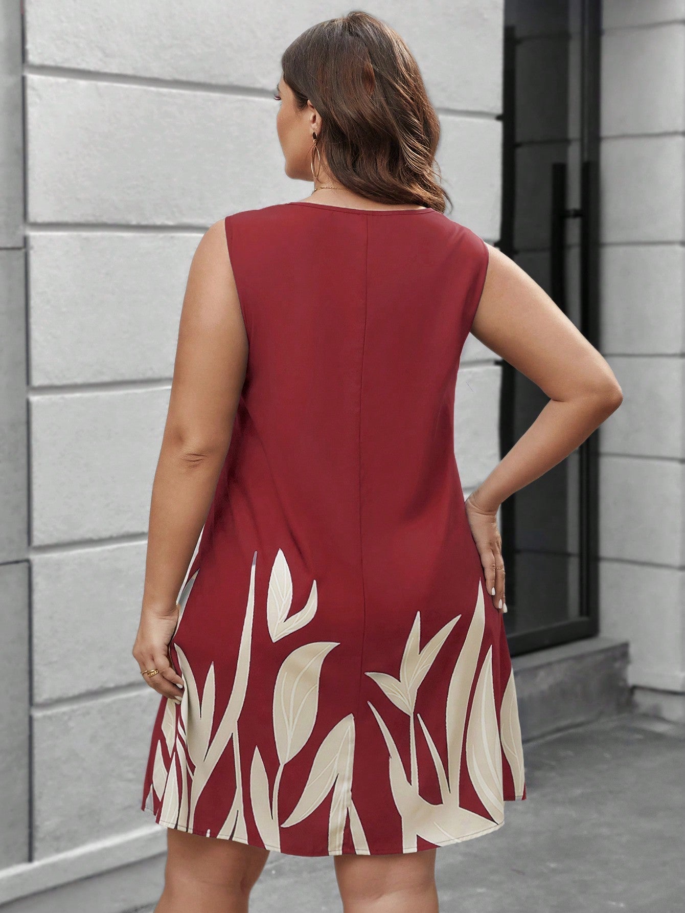 Vestido Feminino com estampa de plantas e detalhe na gola V Lilibeth. Plus Size