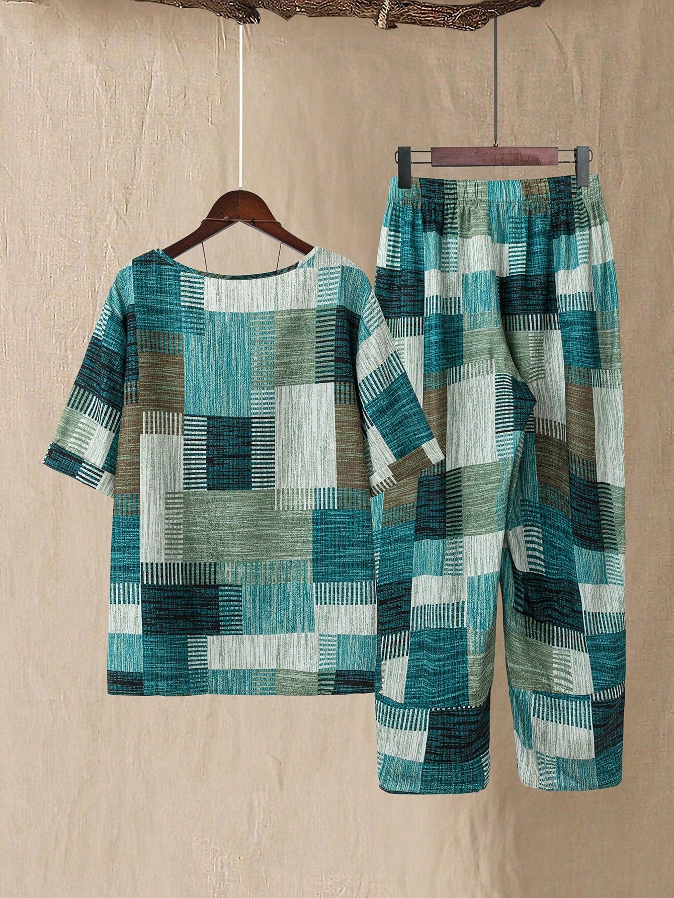 Conjunto feminino com estampa de retalhos Arelis. Plus Size