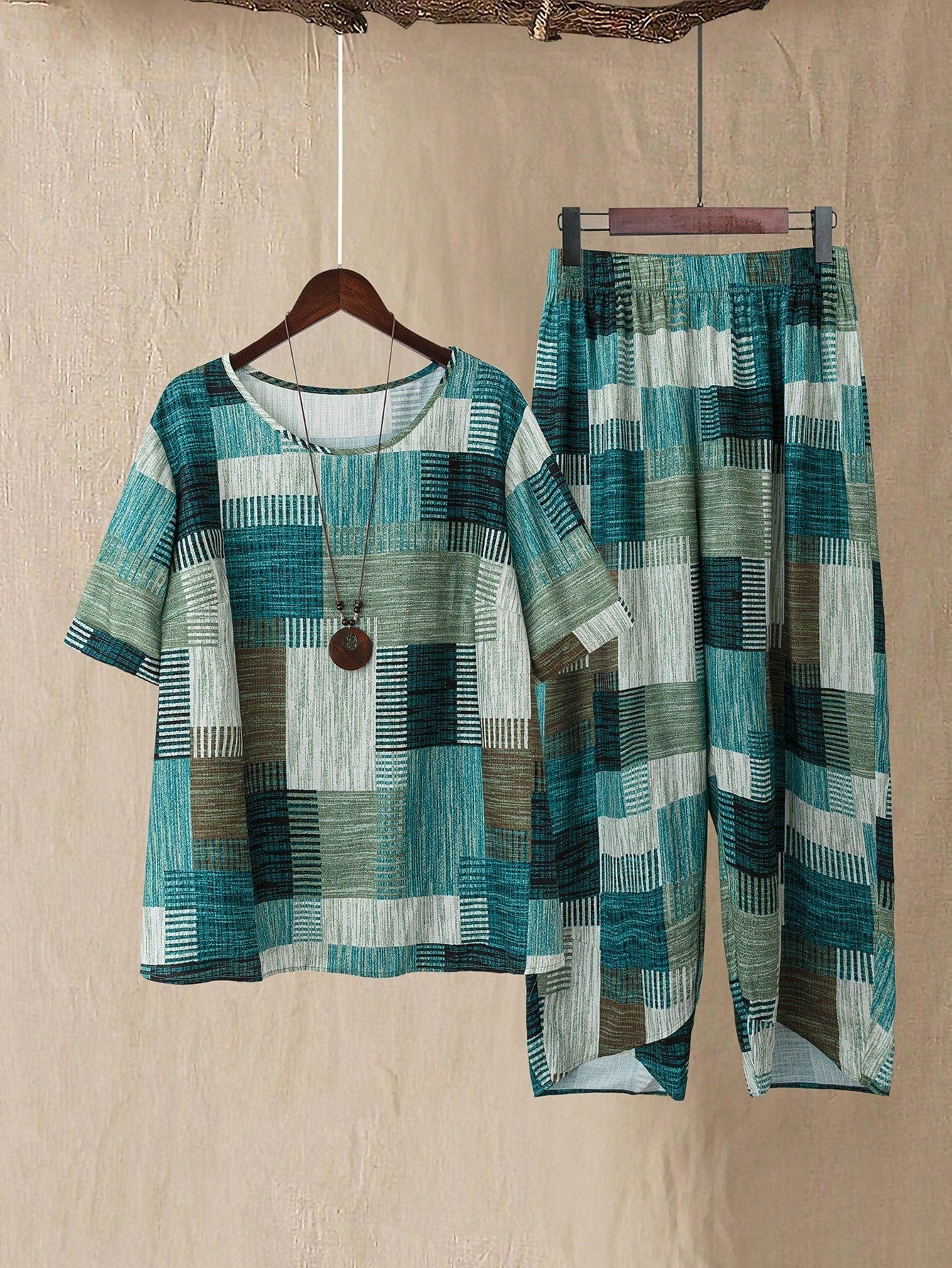 Conjunto feminino com estampa de retalhos Arelis. Plus Size