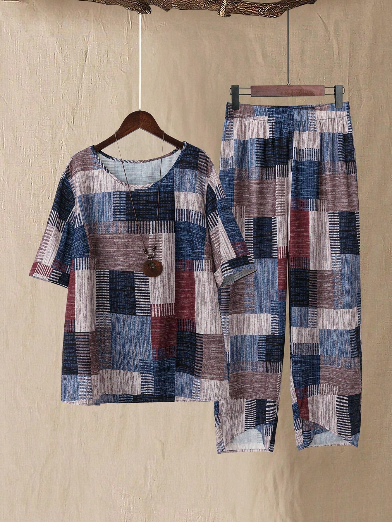 Conjunto feminino com estampa de retalhos Arelis. Plus Size