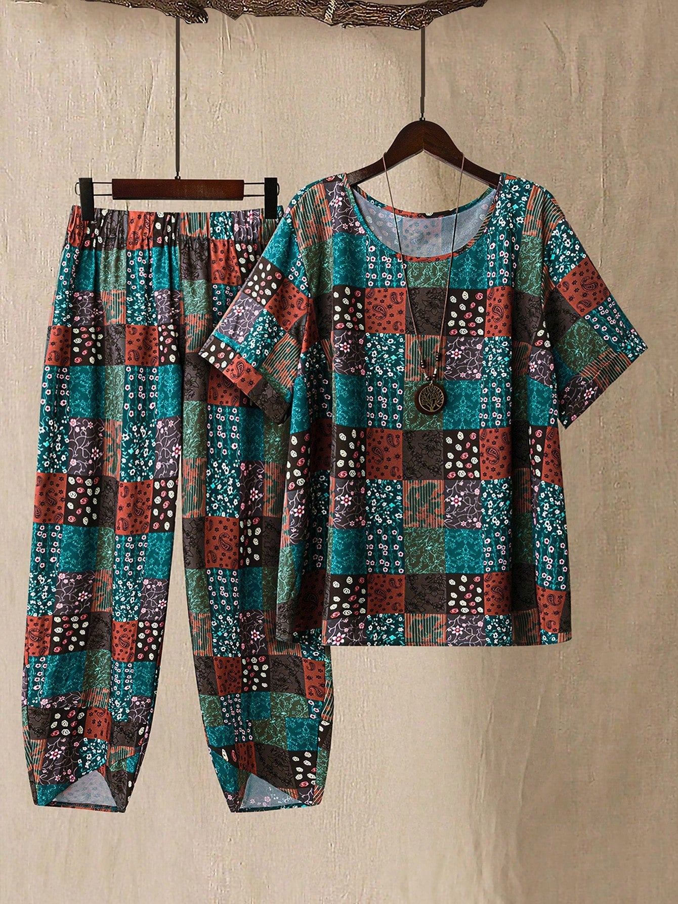 Conjunto feminino com estampa de retalhos Arelis. Plus Size