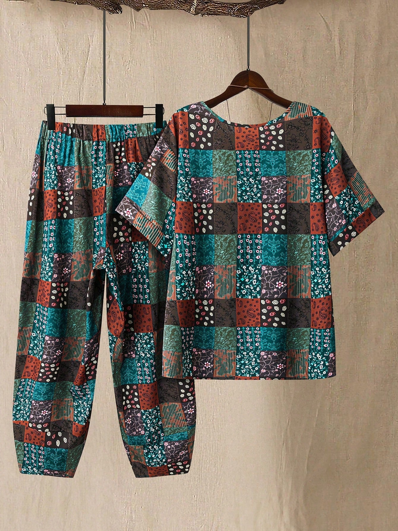 Conjunto feminino com estampa de retalhos Arelis. Plus Size