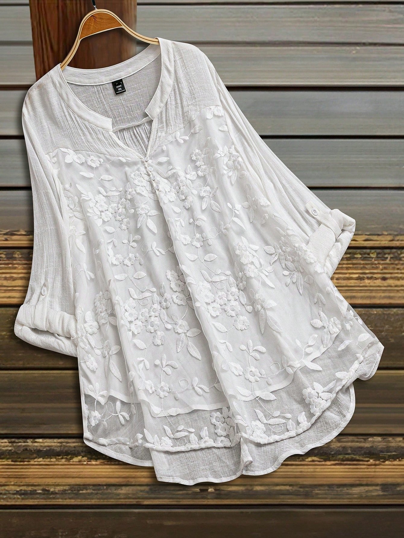 Camisa feminina branca casual com detalhes bordados e manga longa Alicia. Plus Size