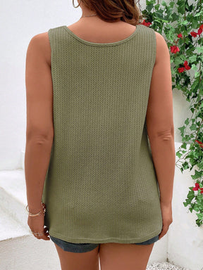 Blusa feminina texturizada com falsos botões Sandra. Plus Size