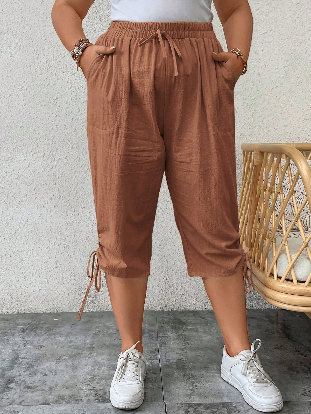 Calça feminina tipo capri com ajuste lateral Fausta. Plus Size