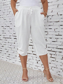Calça feminina tipo capri com ajuste lateral Fausta. Plus Size